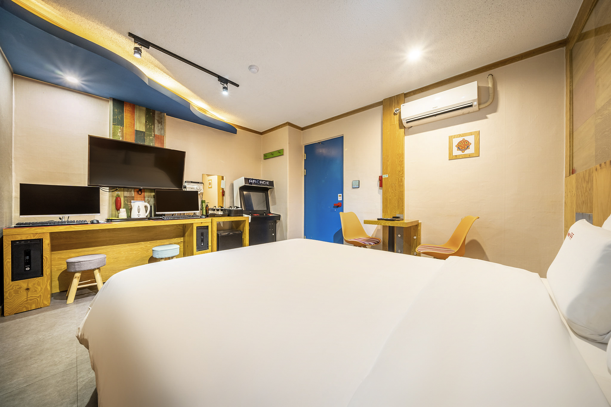 room detail thumbnail 2