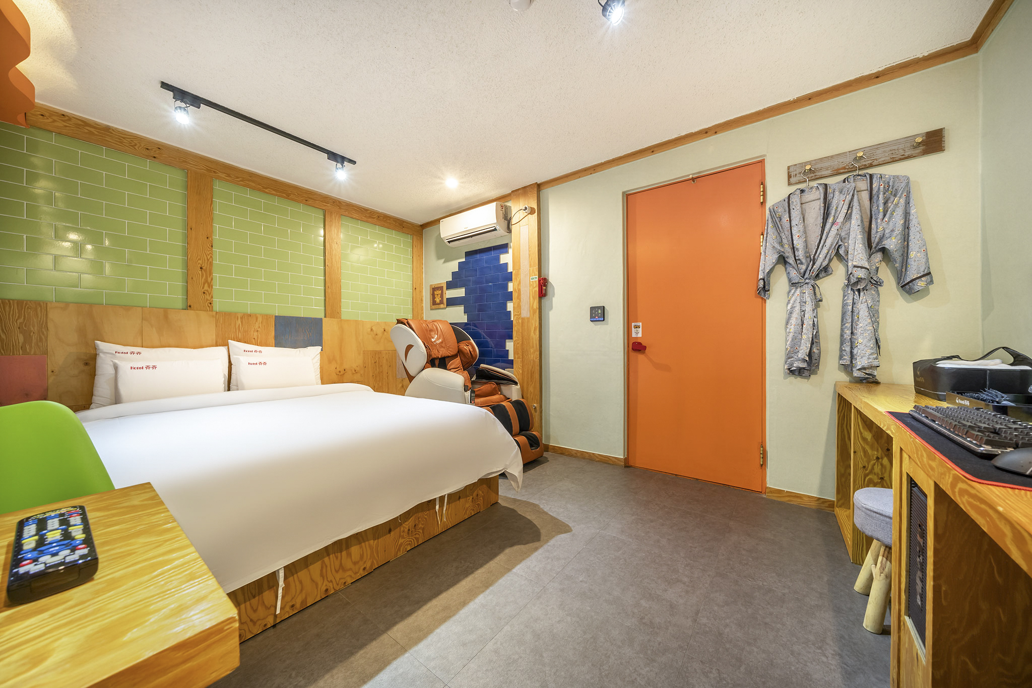 room detail thumbnail 1