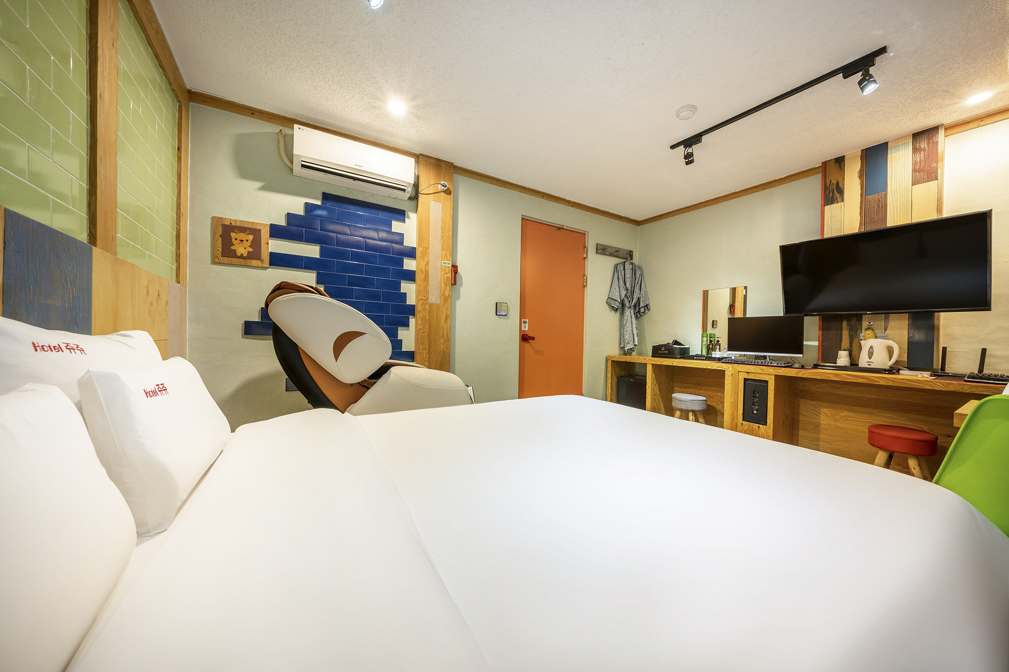 room detail thumbnail 2