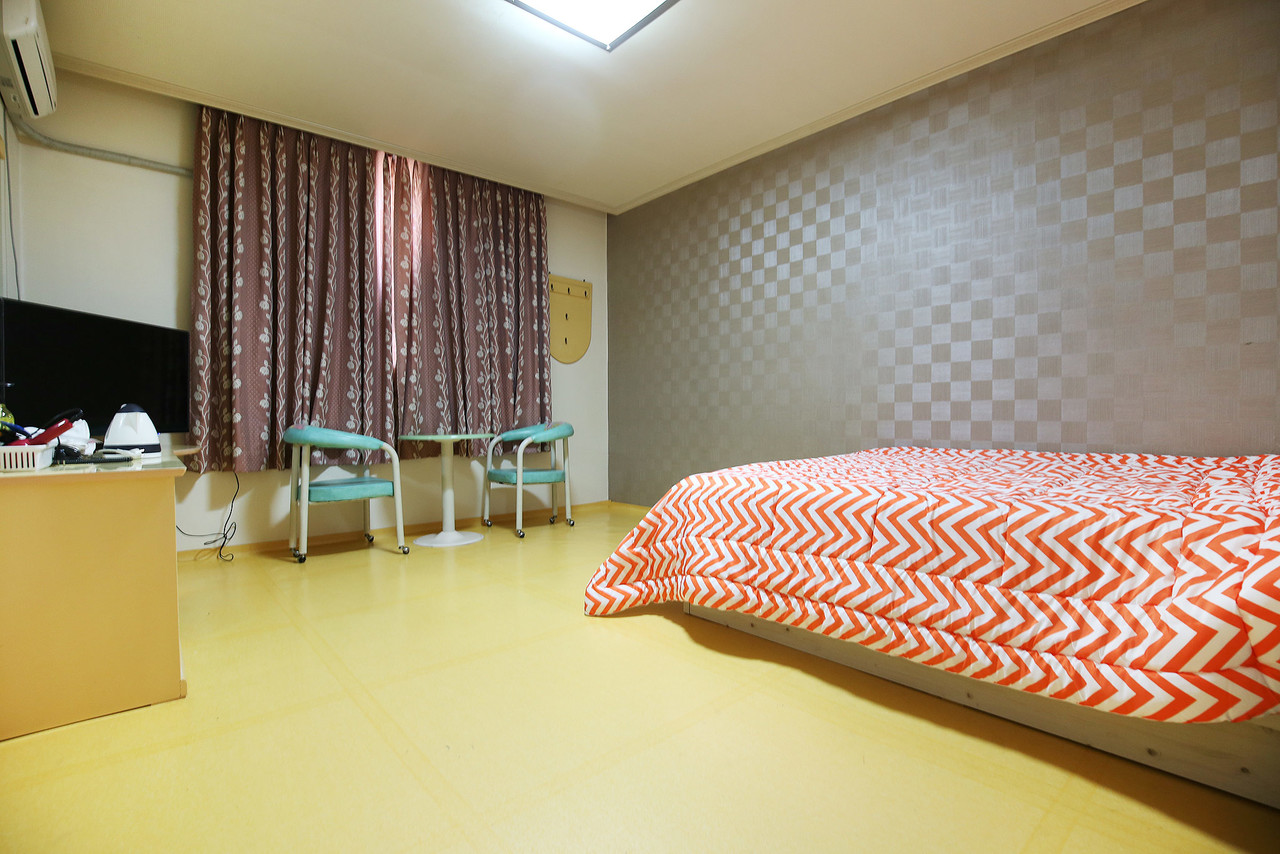 room detail thumbnail 1