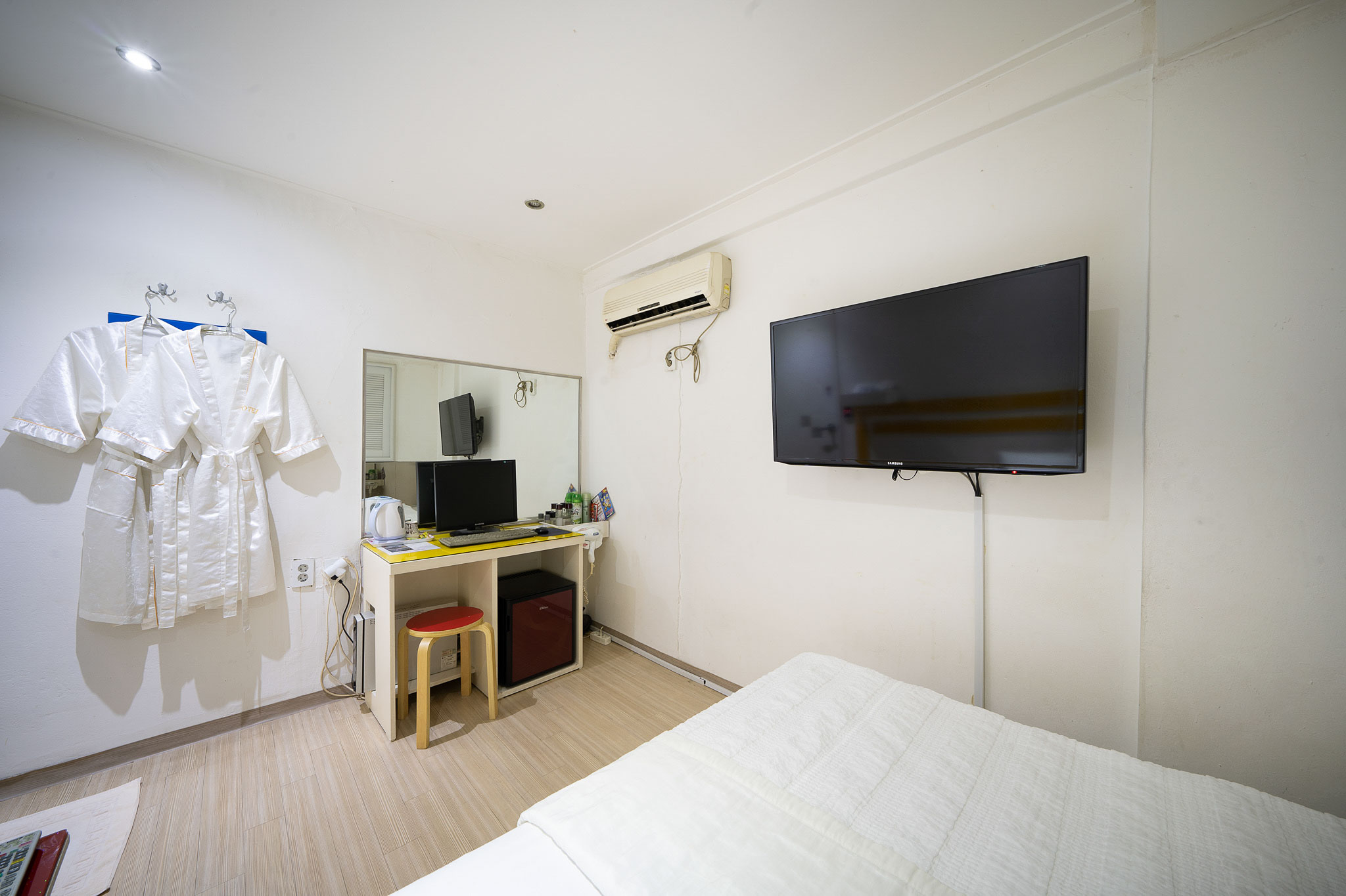 room detail thumbnail 2