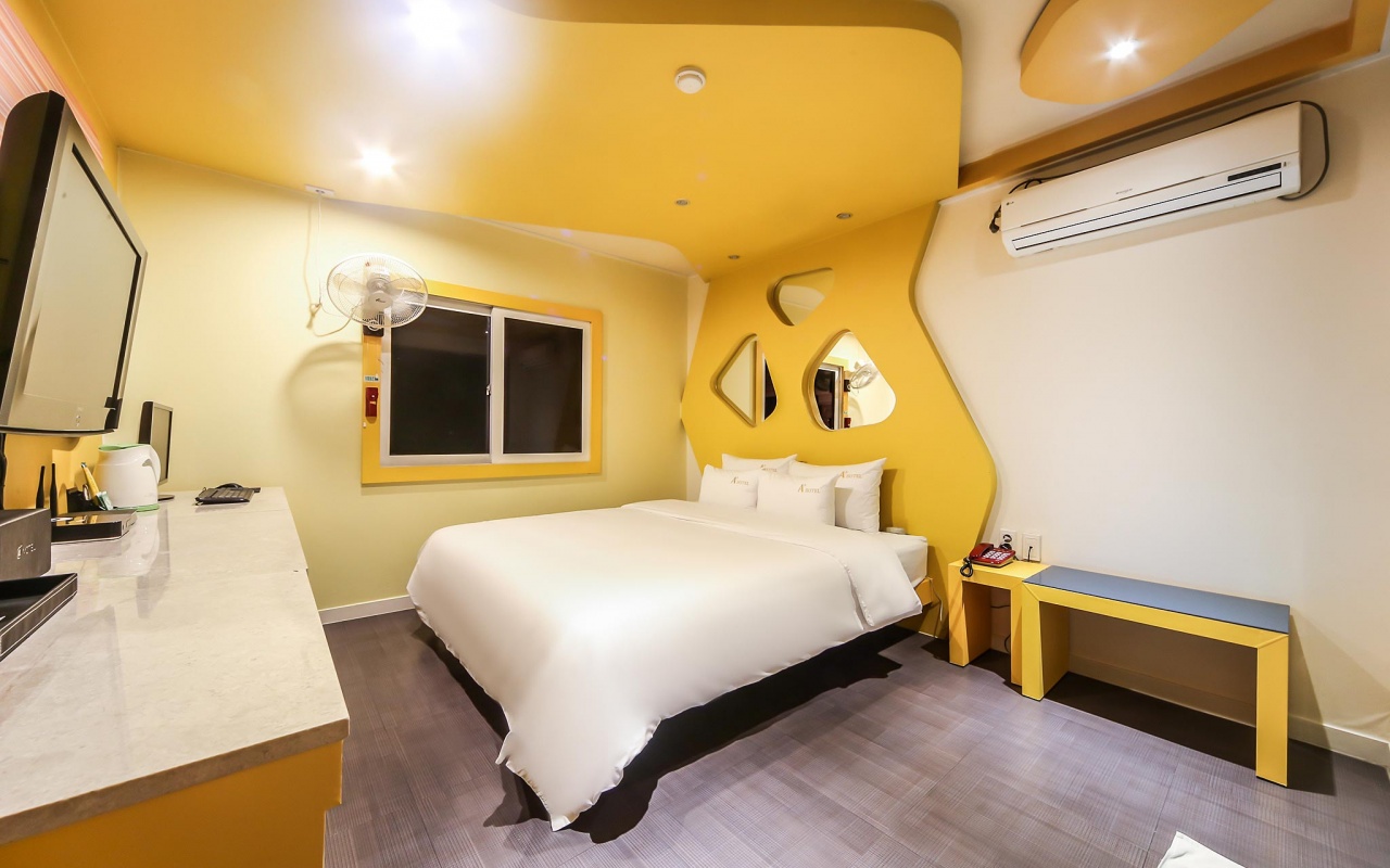 room detail thumbnail 1