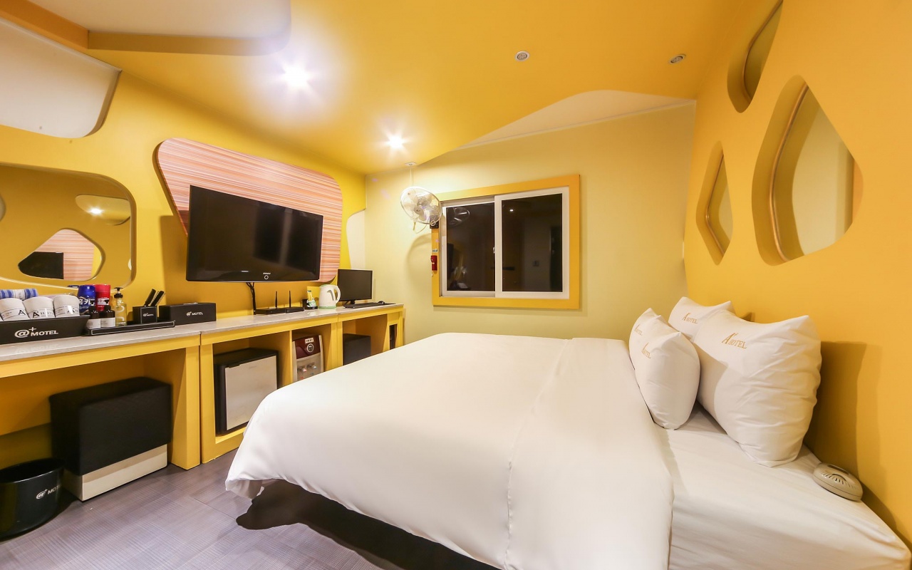 room detail thumbnail 2