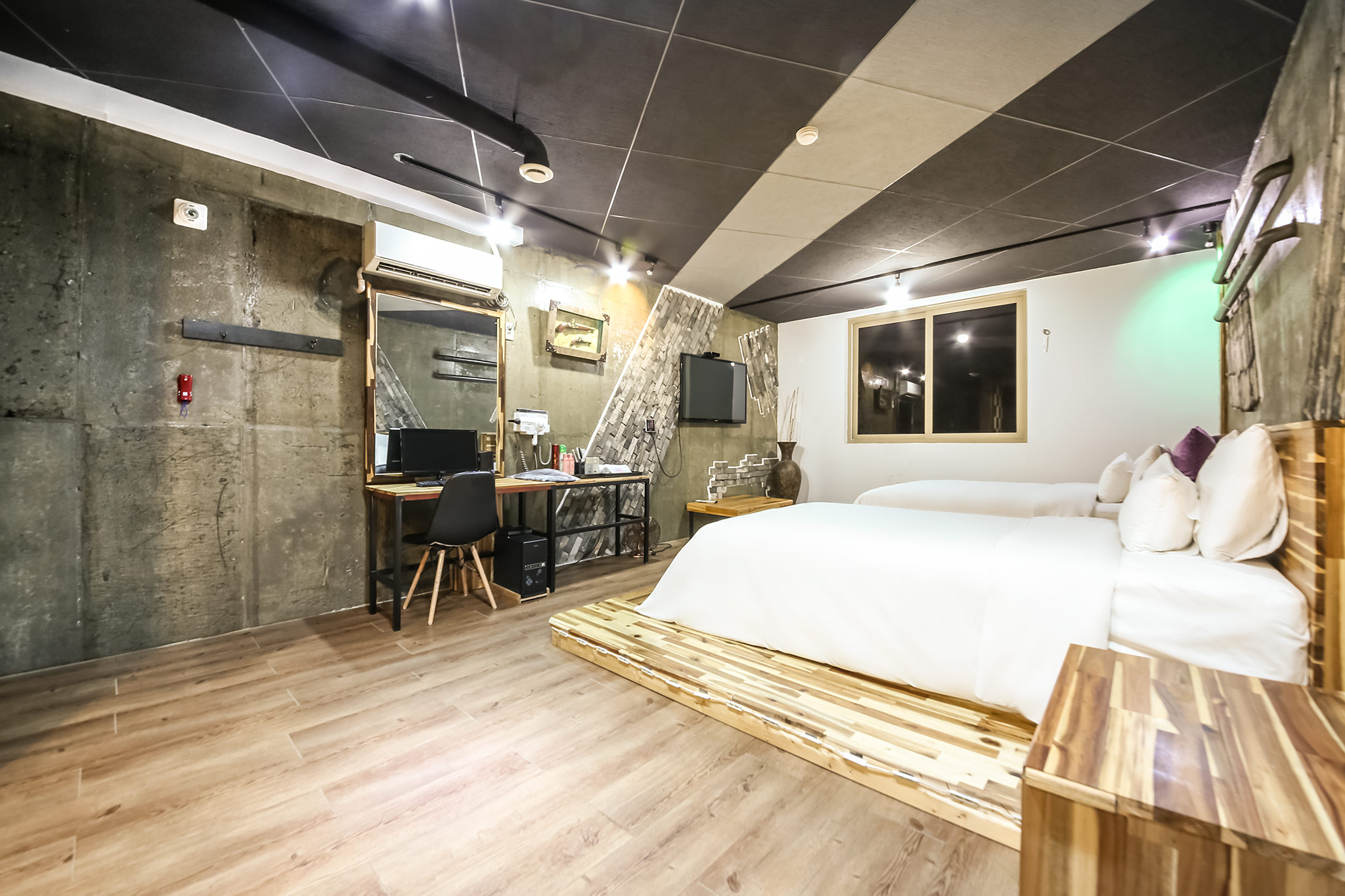 room detail thumbnail 1
