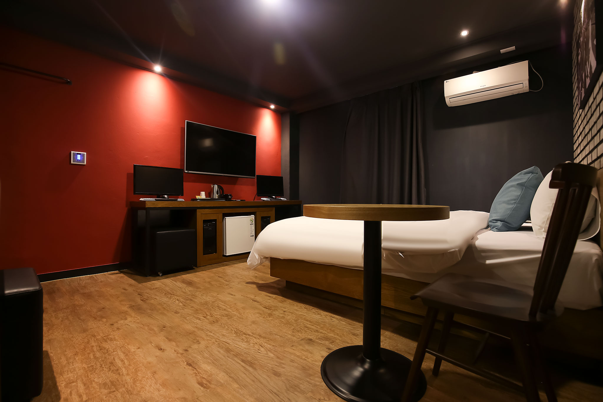 room detail thumbnail 2