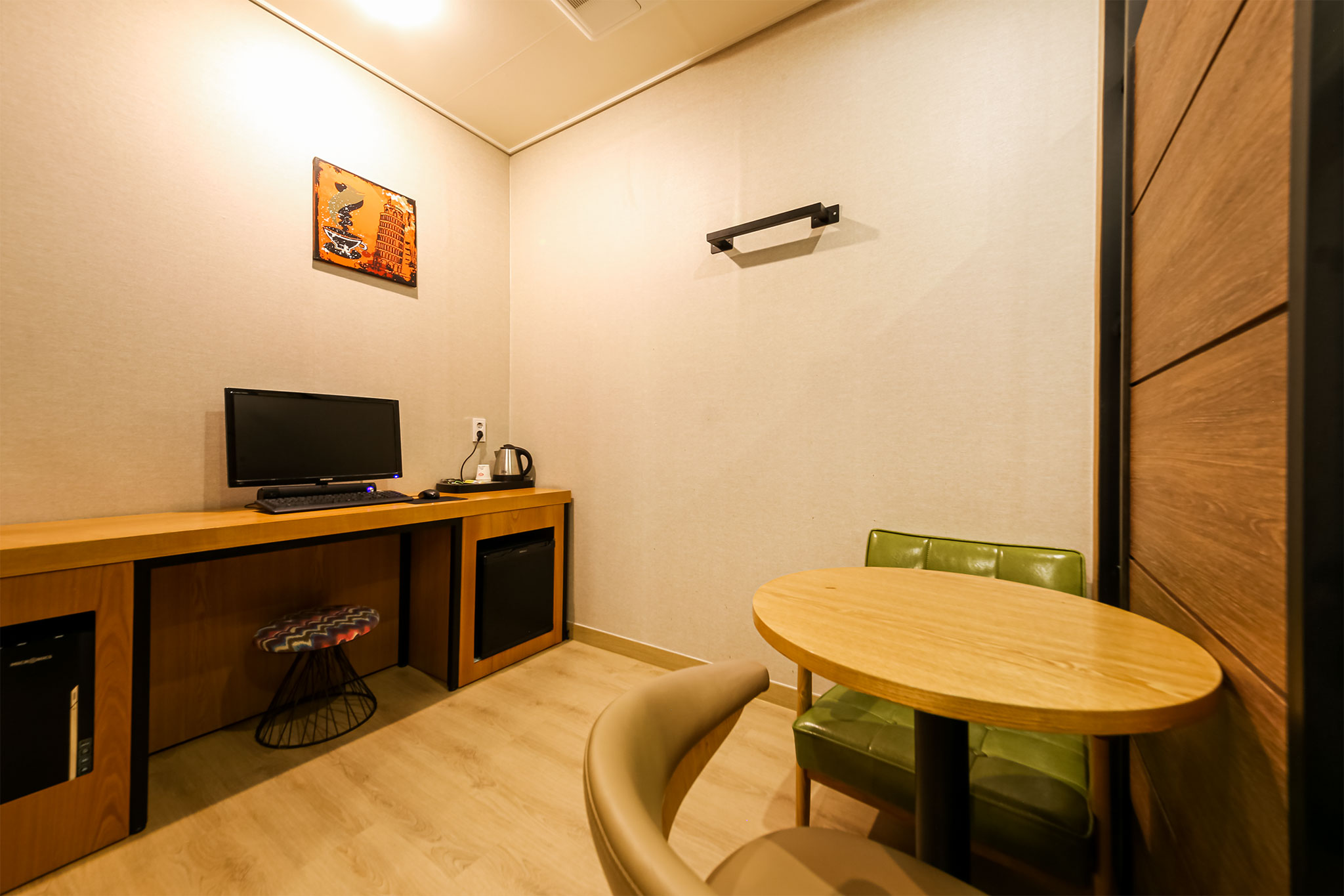 room detail thumbnail 2