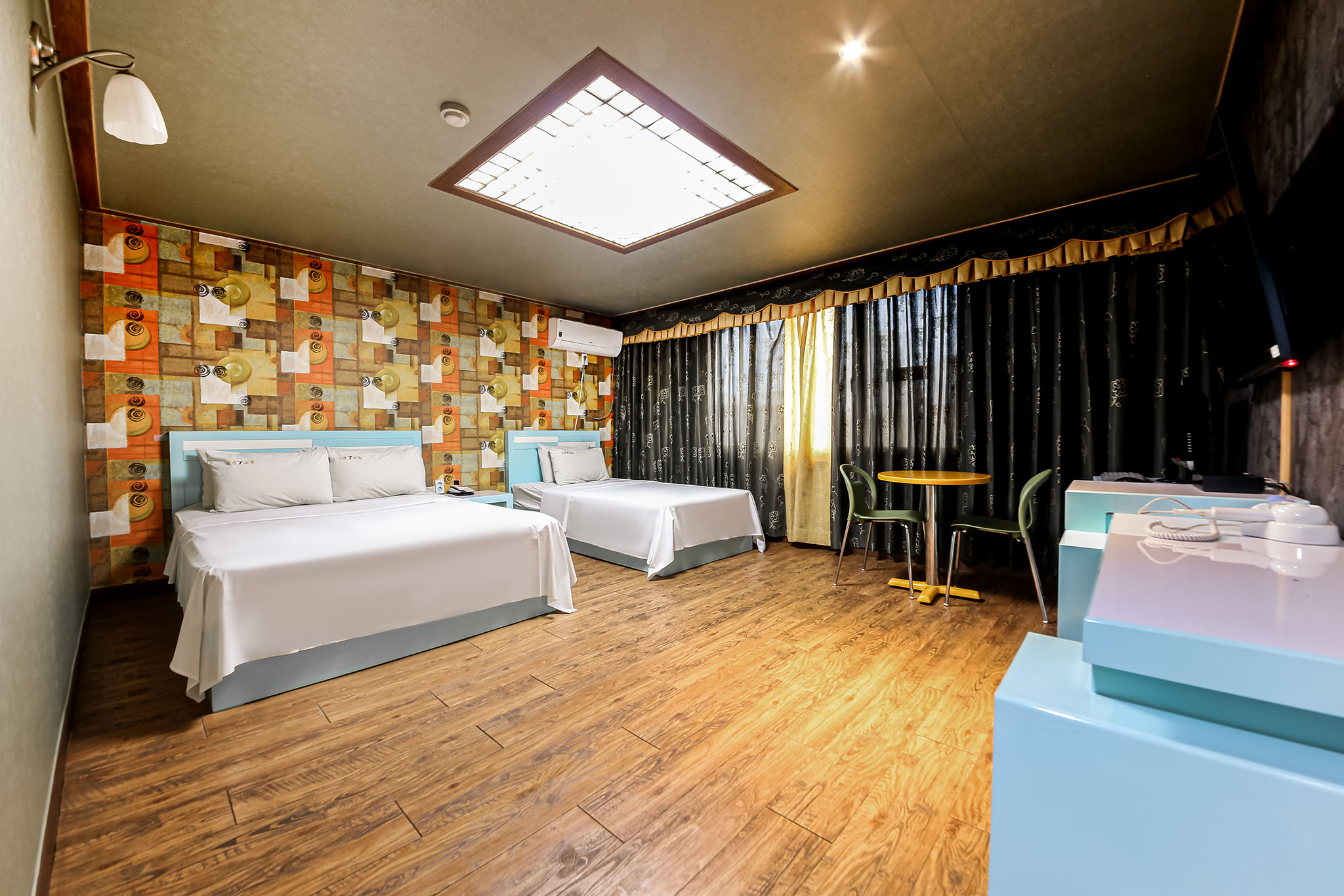 room detail thumbnail 0