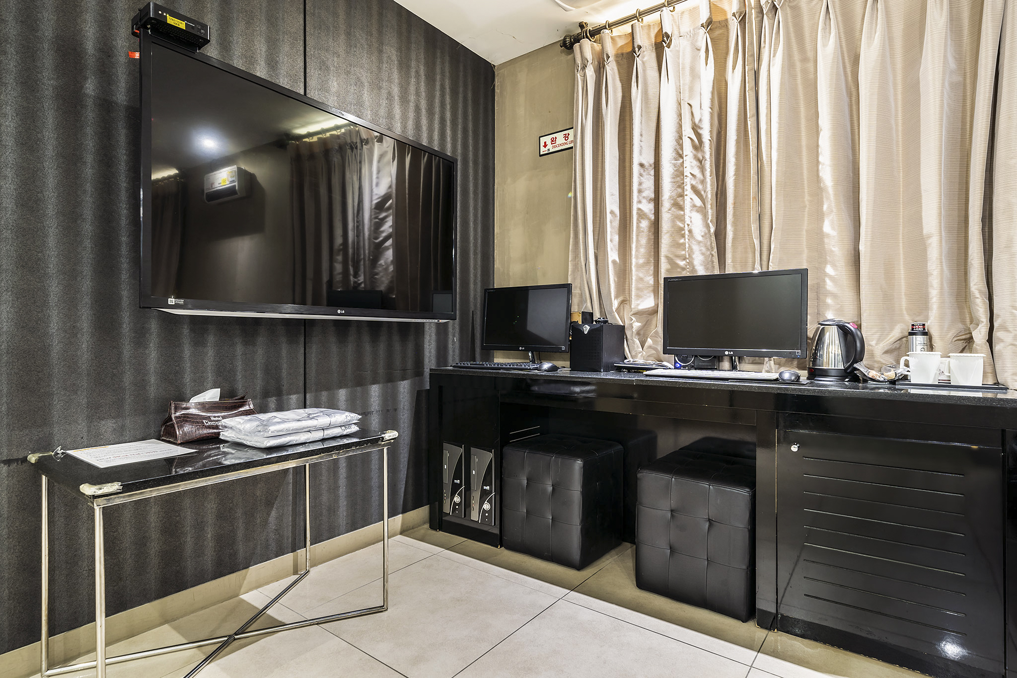 room detail thumbnail 1