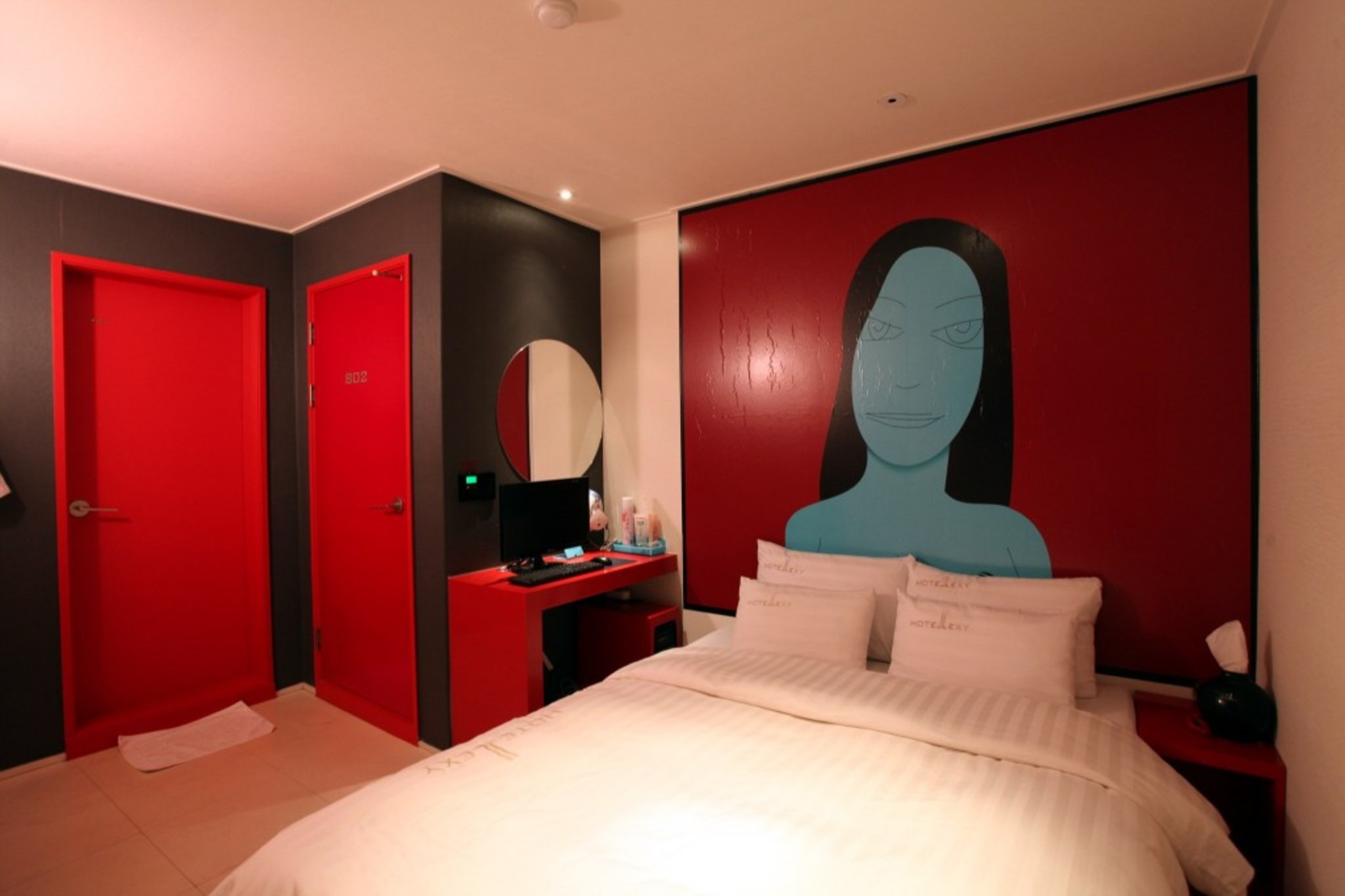 room detail thumbnail 2