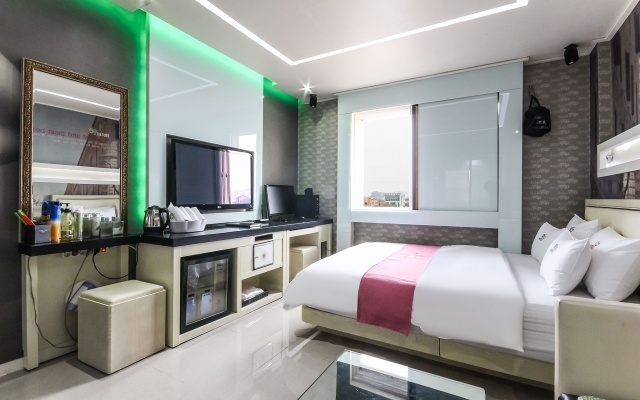 room detail thumbnail 1