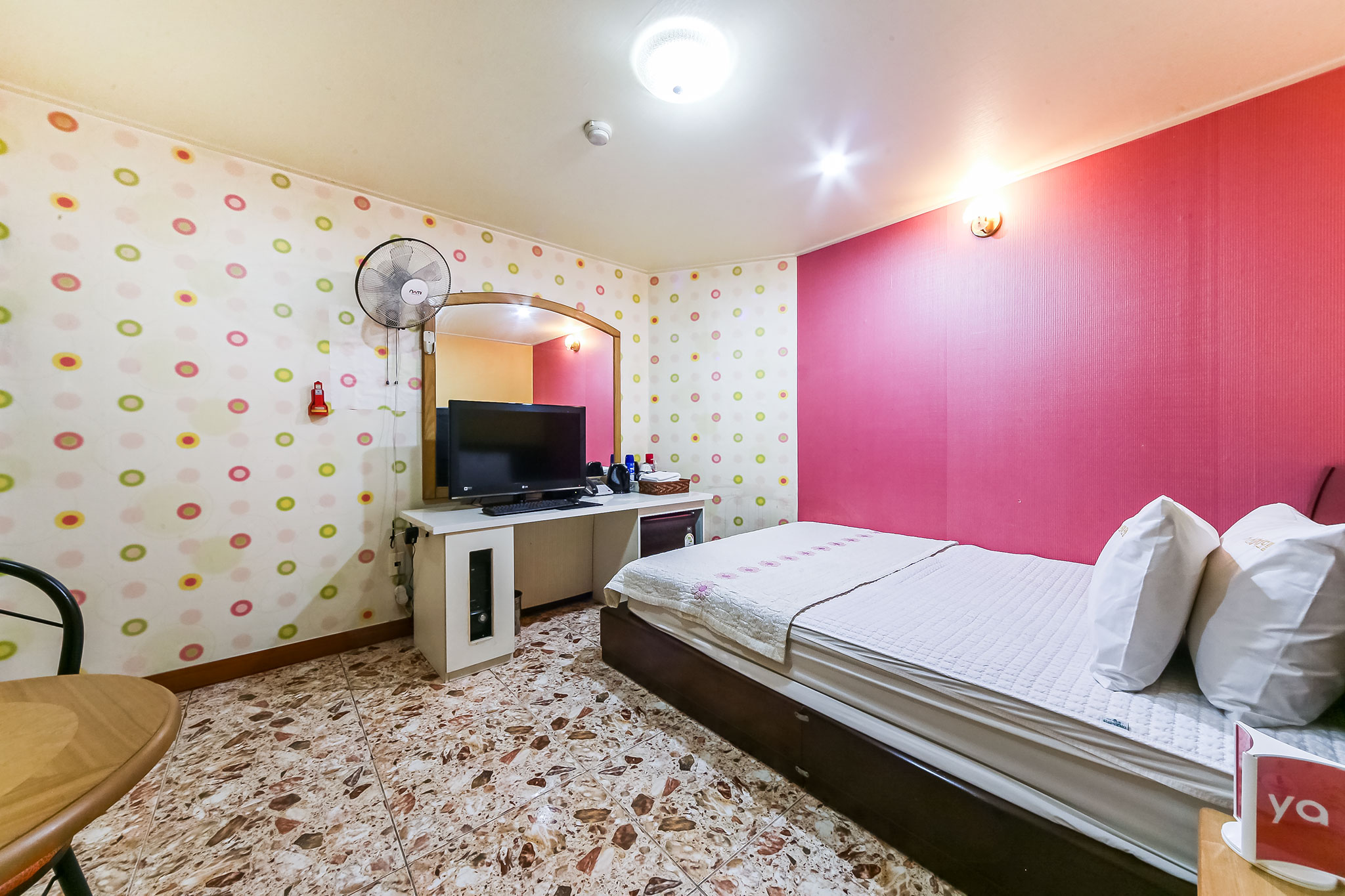 room detail thumbnail 1