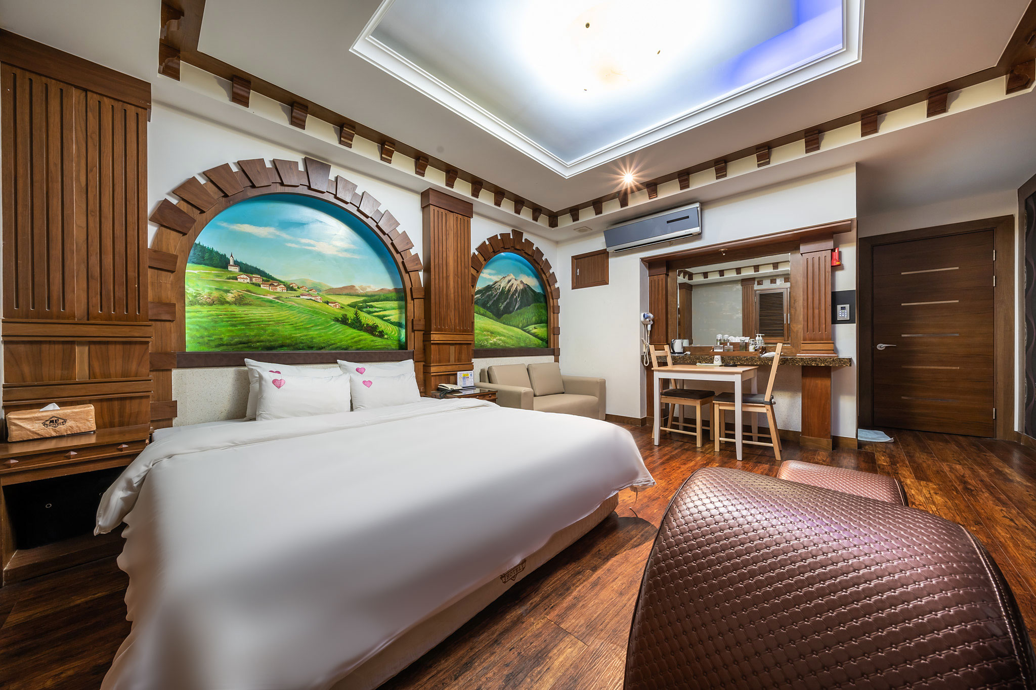 room detail thumbnail 2