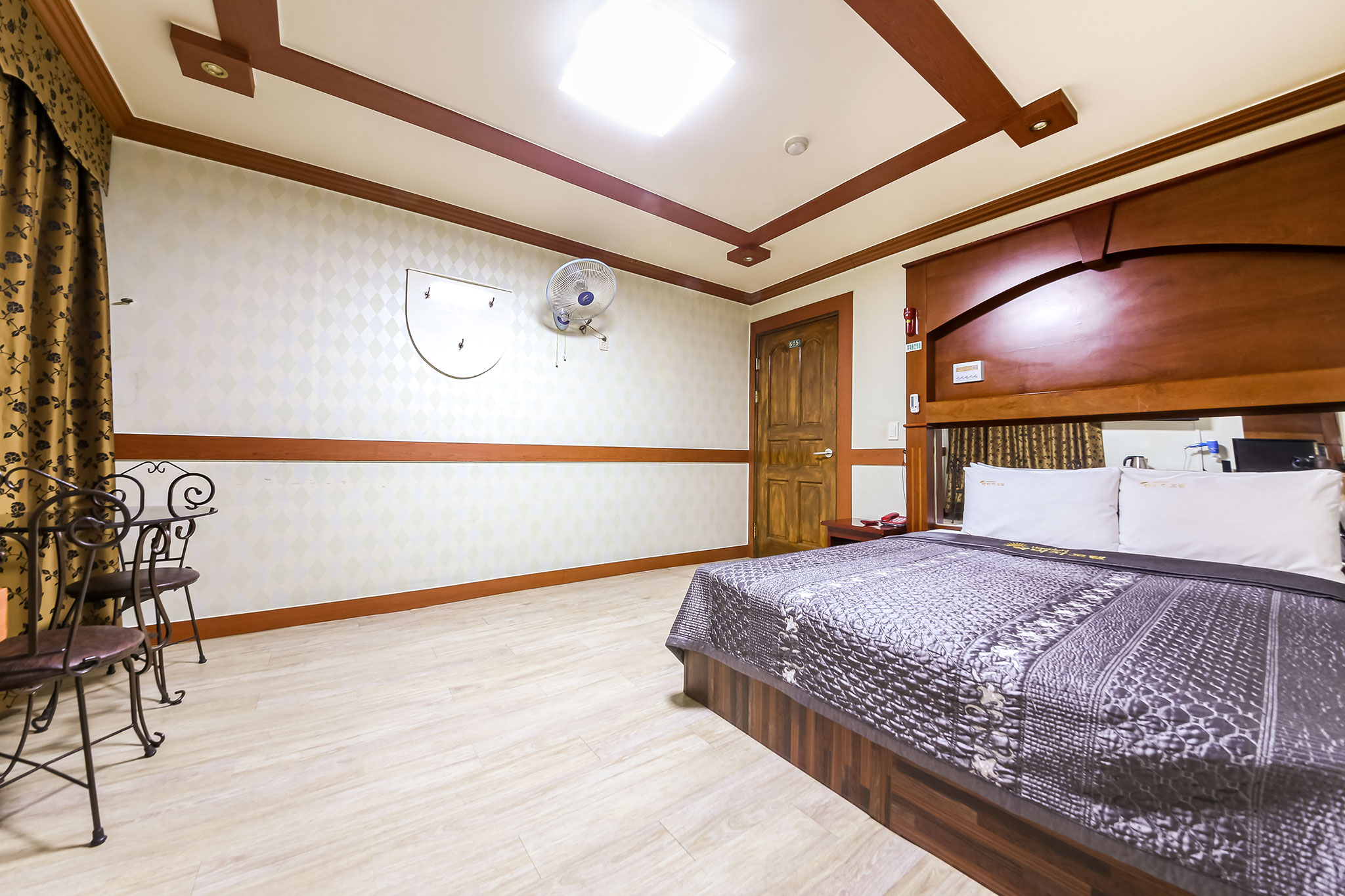 room detail thumbnail 1