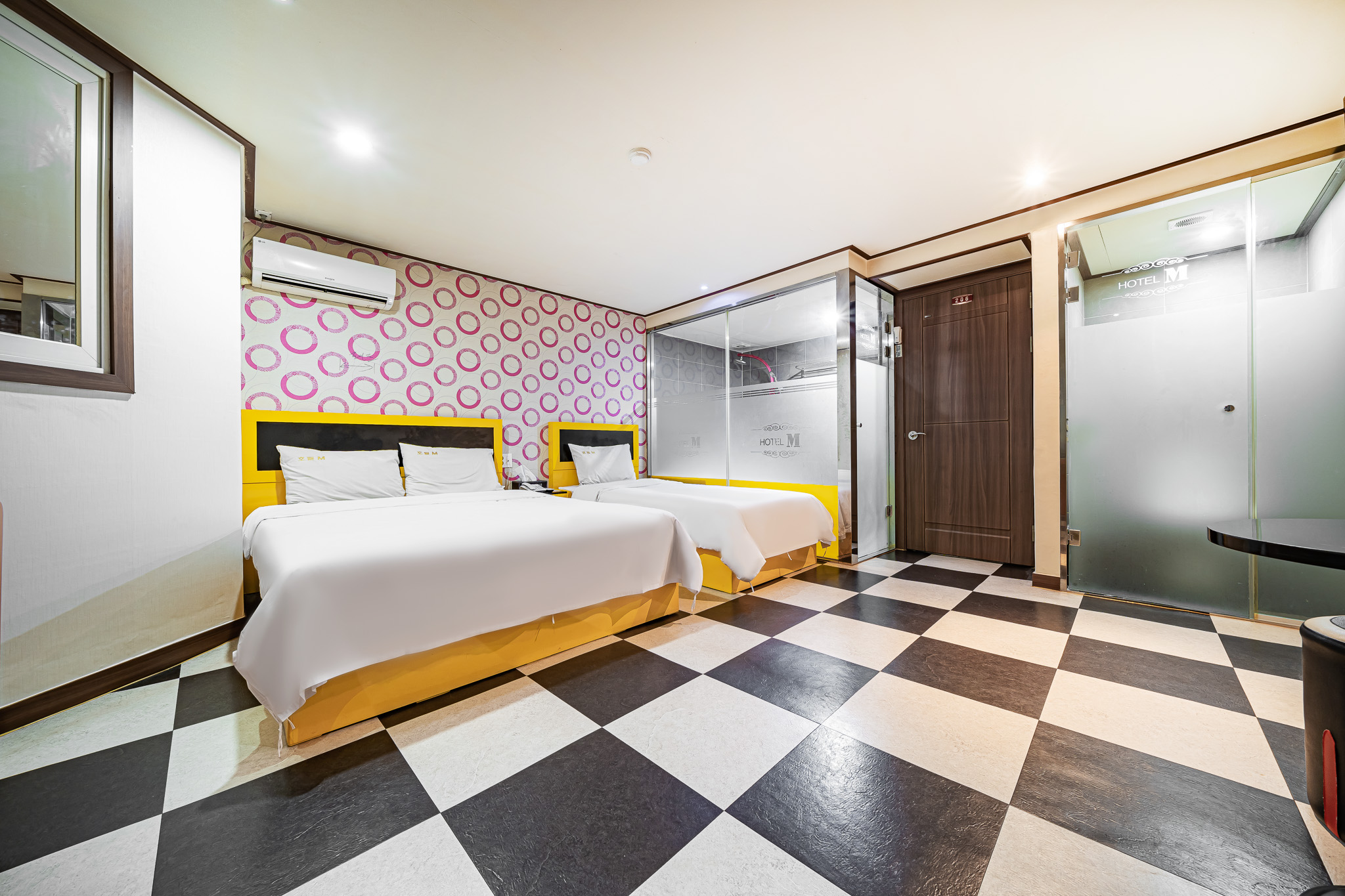 room detail thumbnail 1