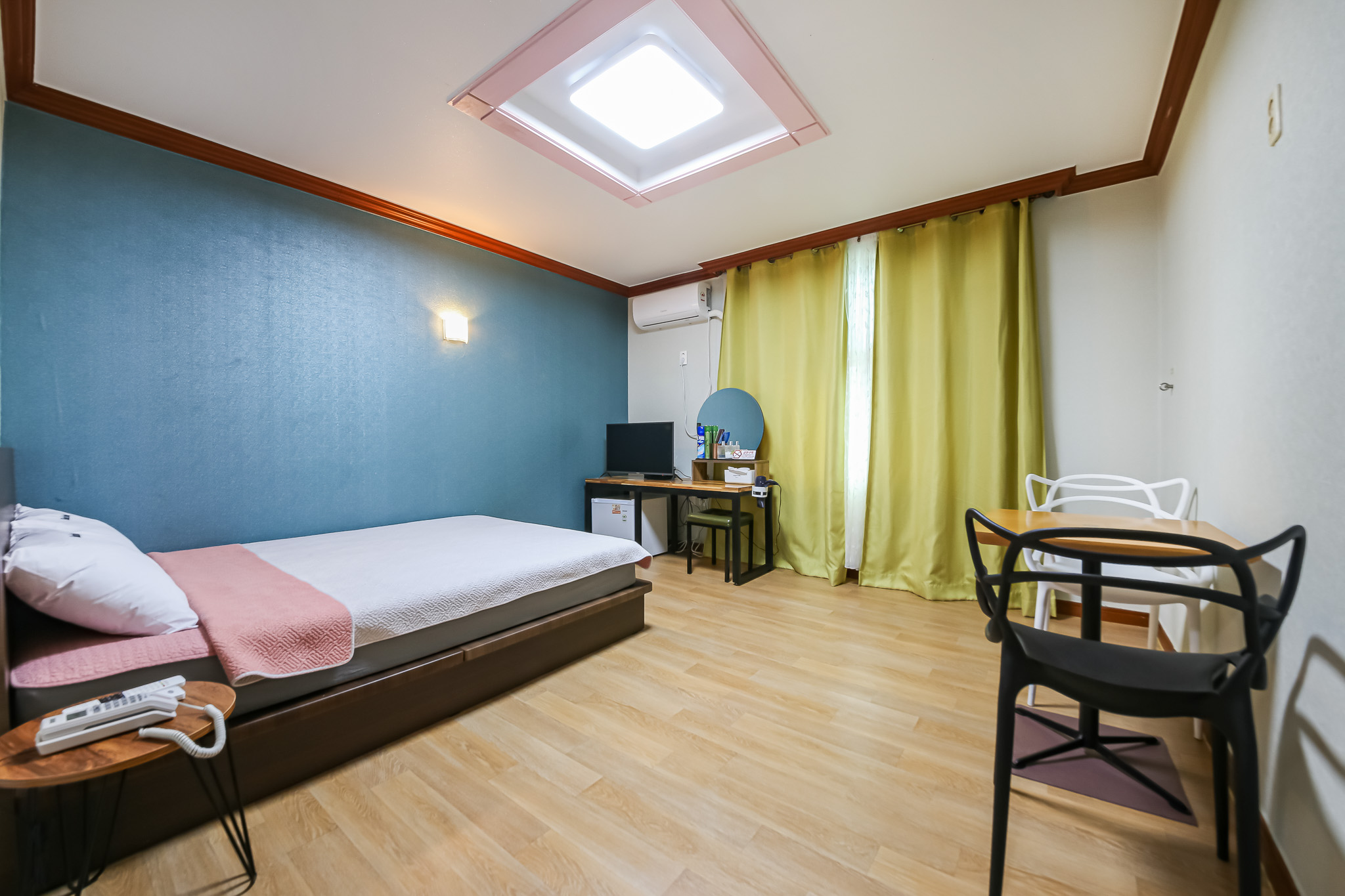 room detail thumbnail 2
