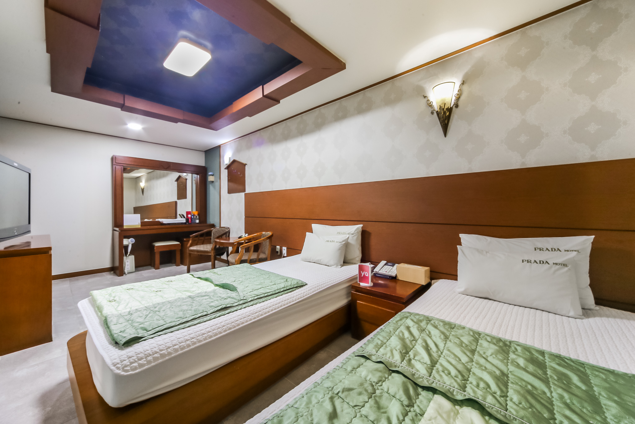 room detail thumbnail 2