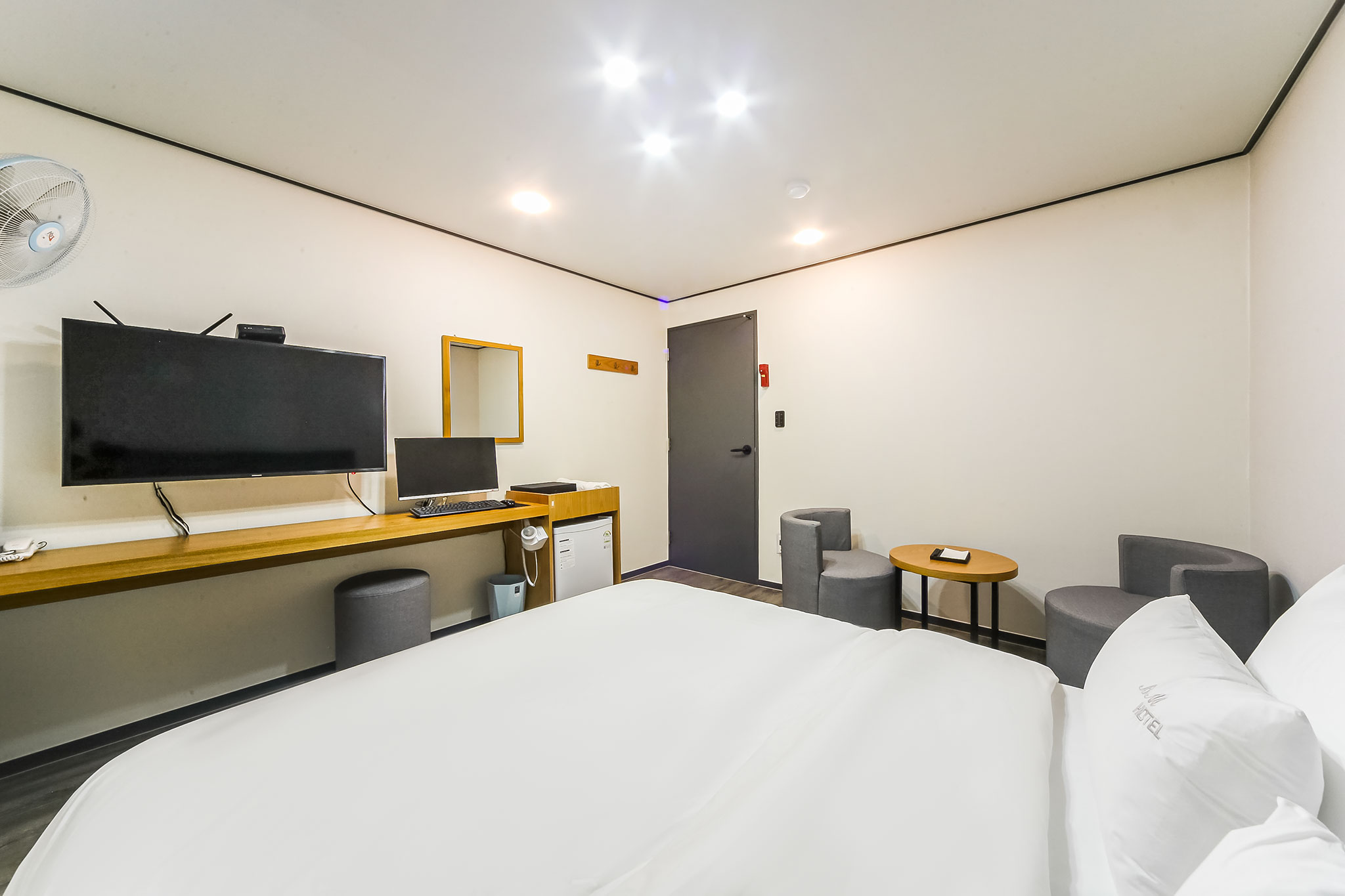 room detail thumbnail 2