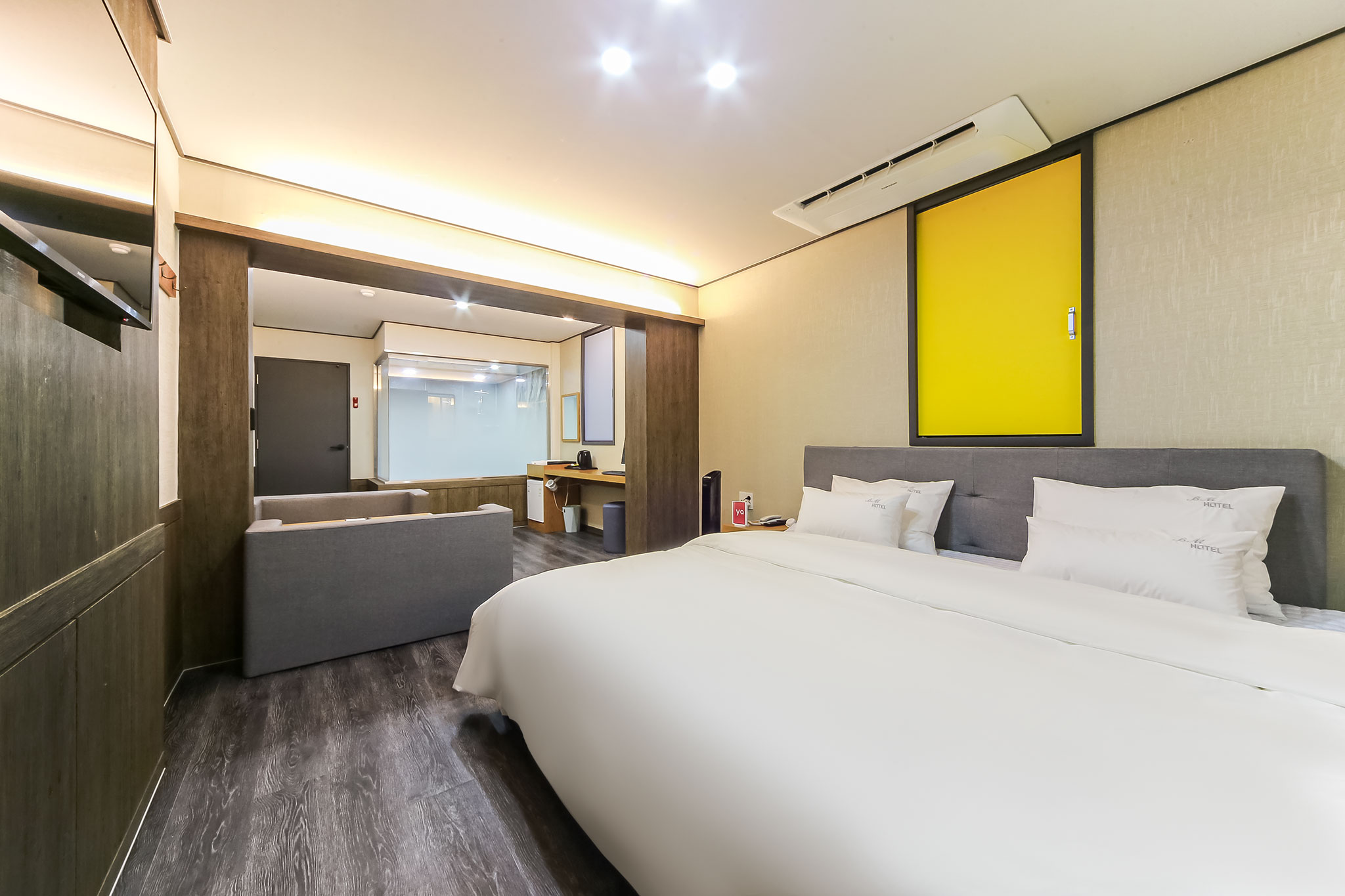 room detail thumbnail 2