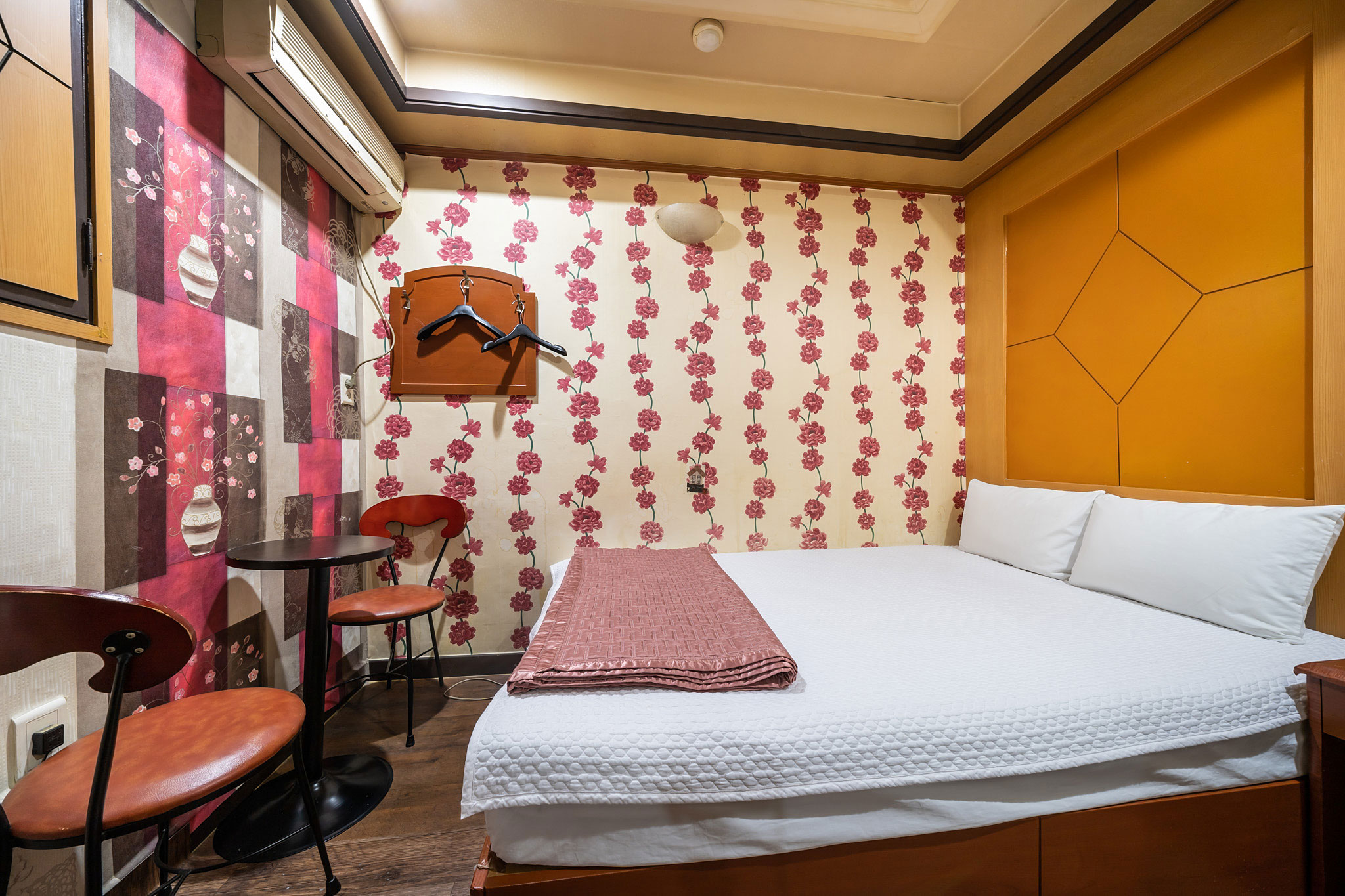 room detail thumbnail 2