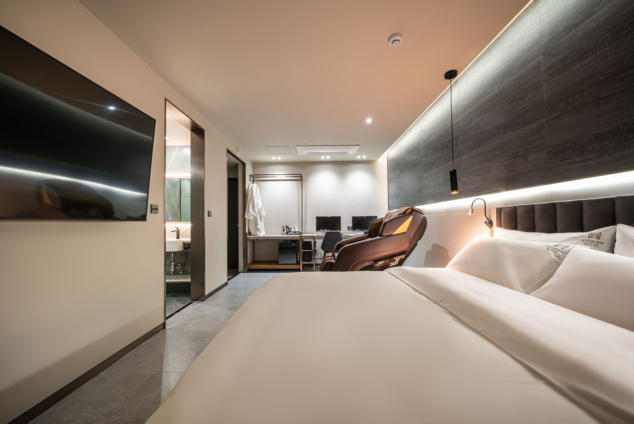 room detail thumbnail 2