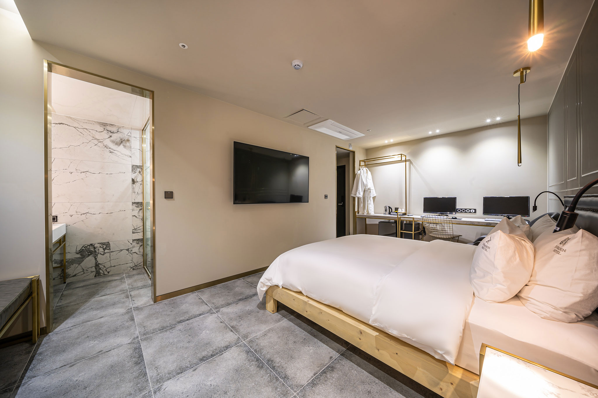 room detail thumbnail 1
