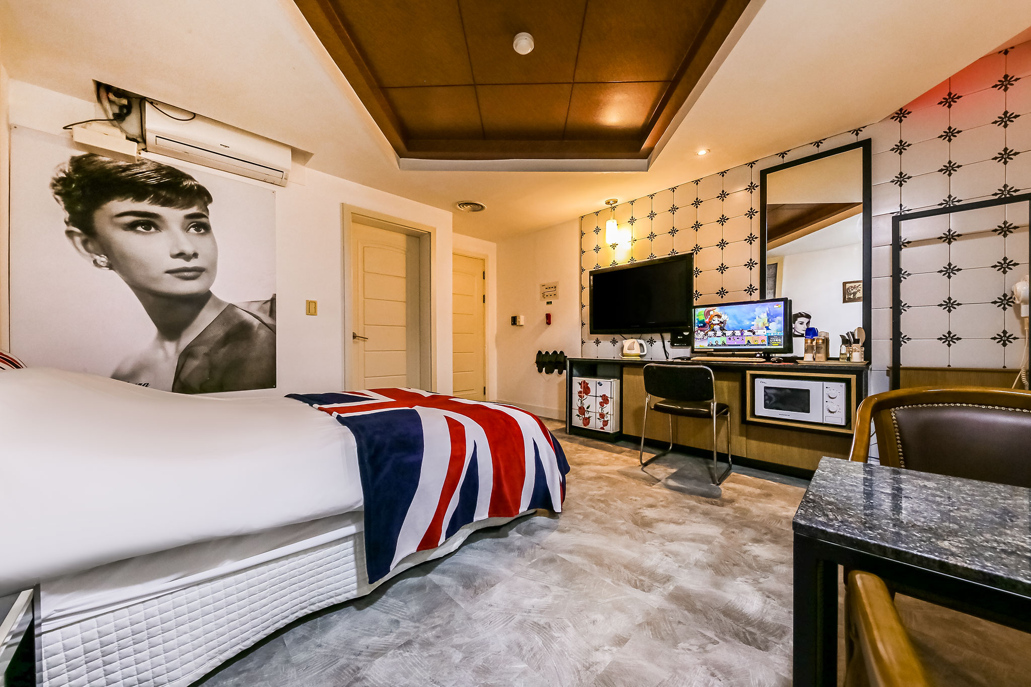 room detail thumbnail 2