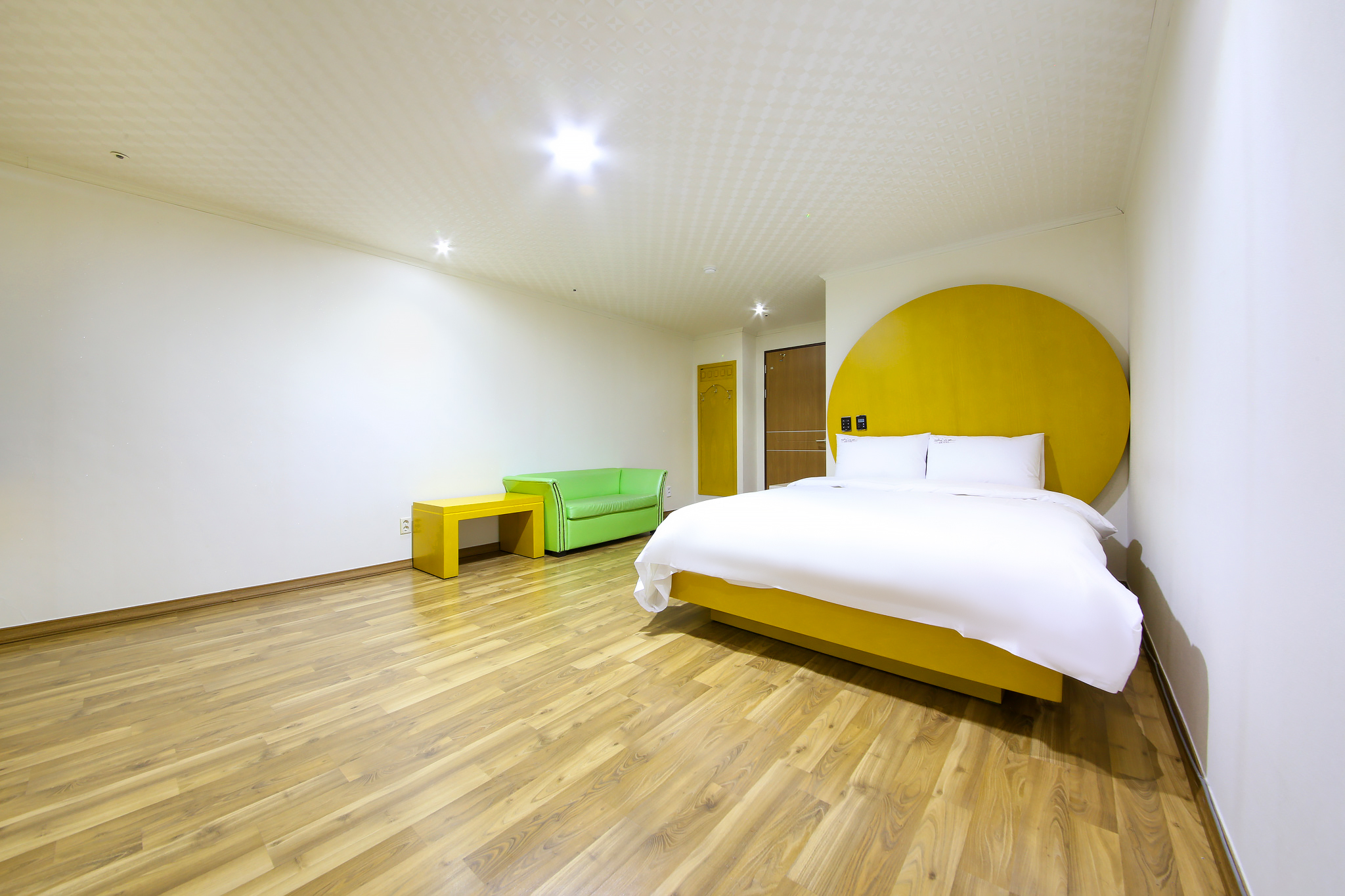room detail thumbnail 2