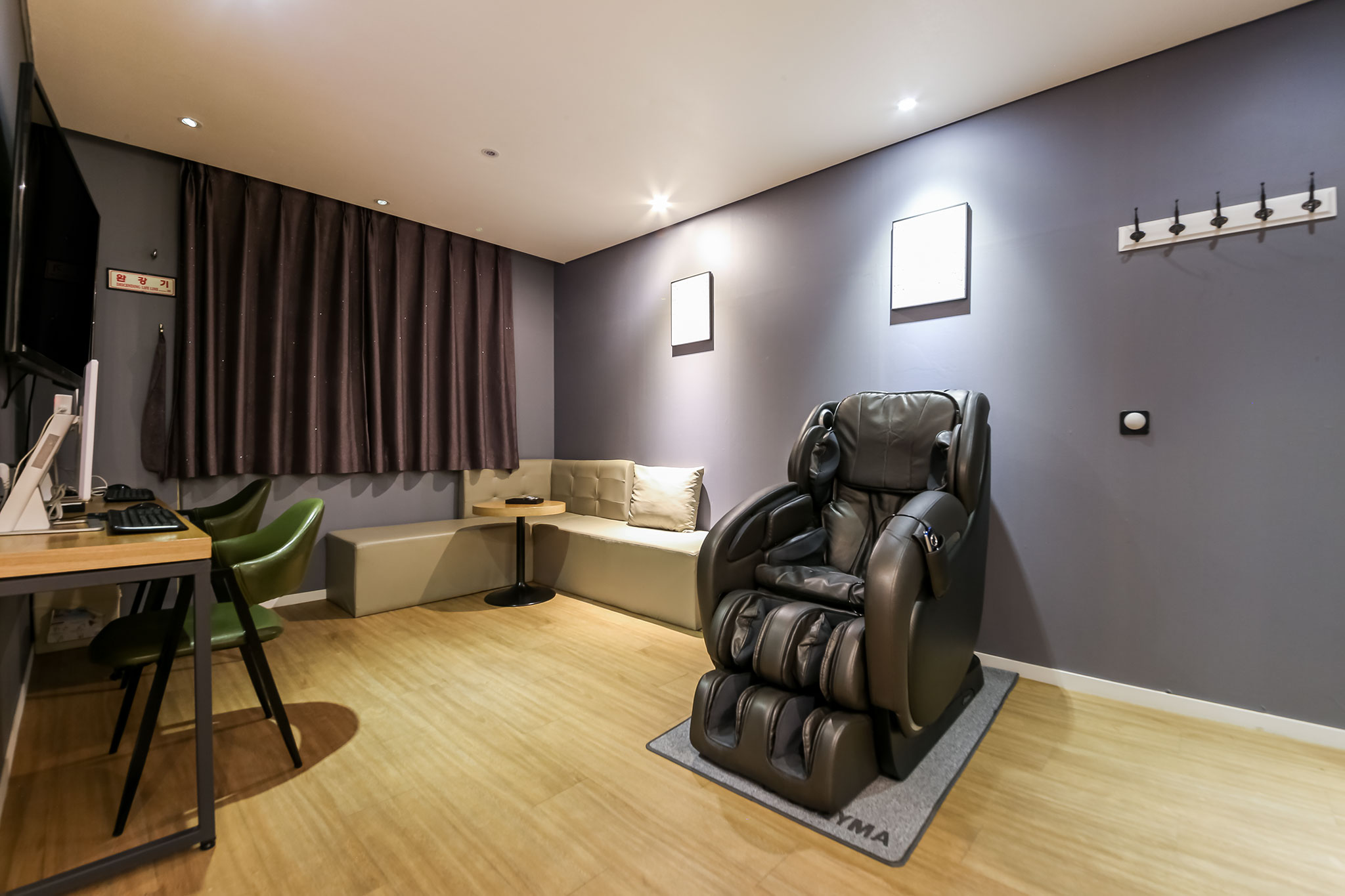 room detail thumbnail 1