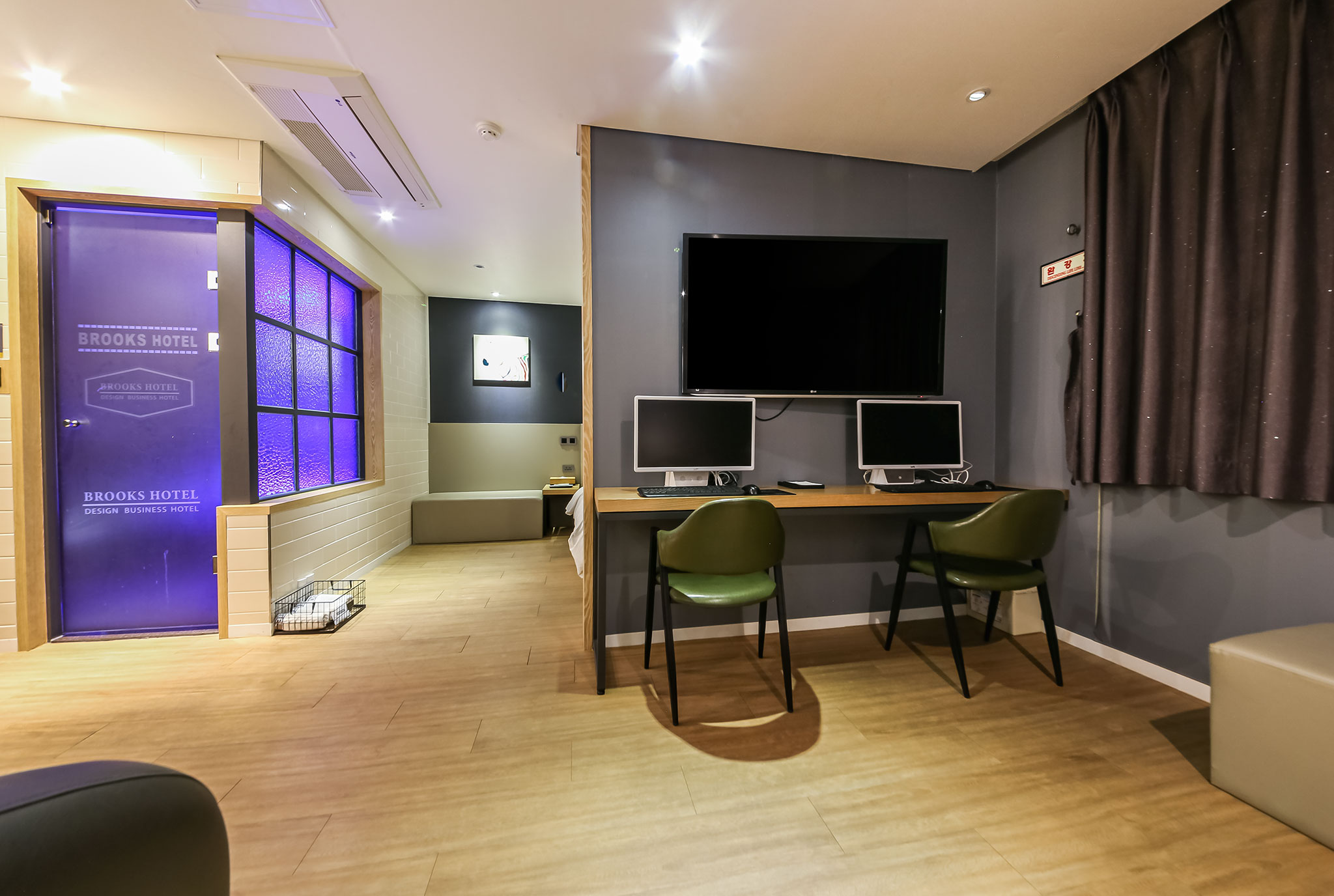 room detail thumbnail 2