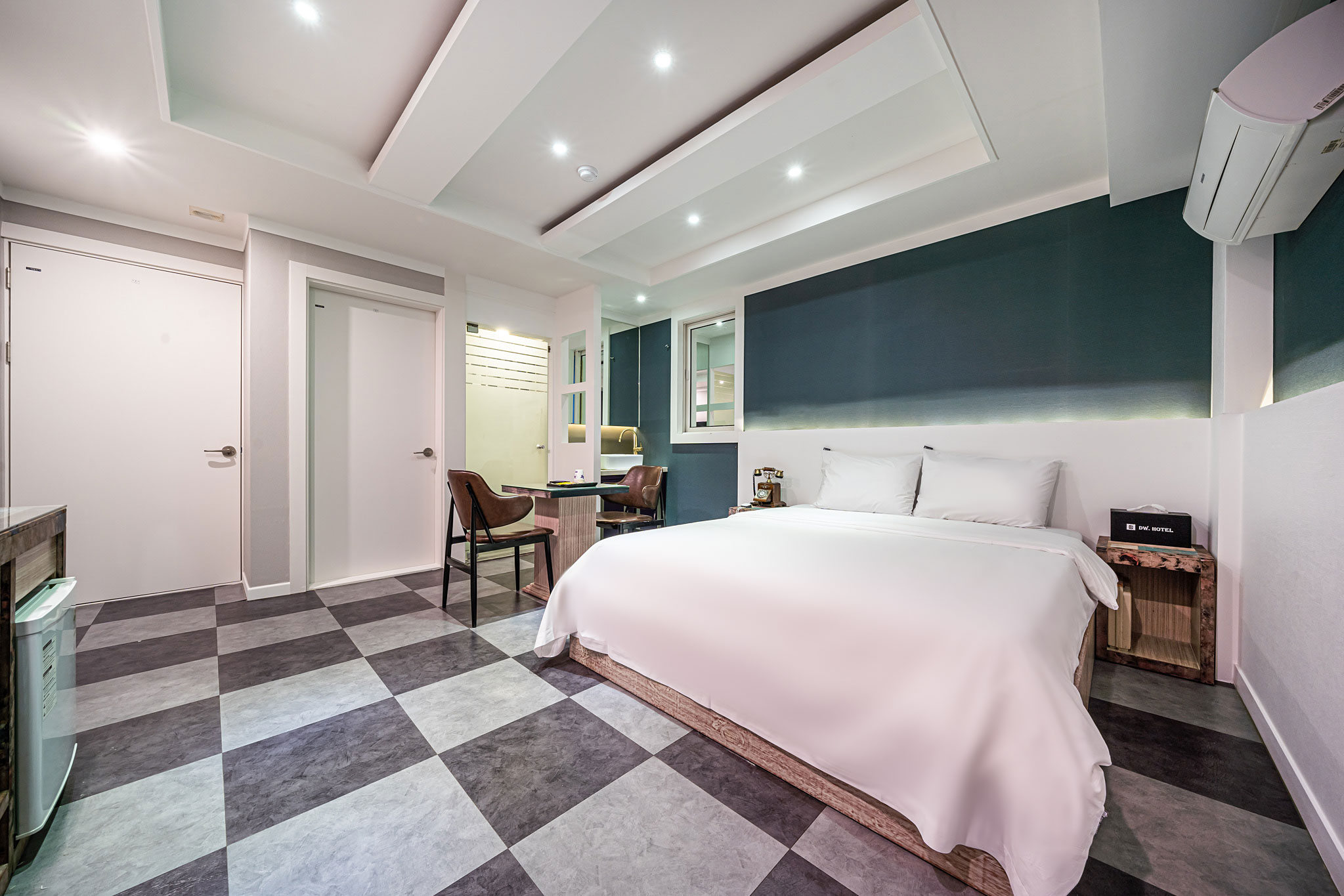 room detail thumbnail 1