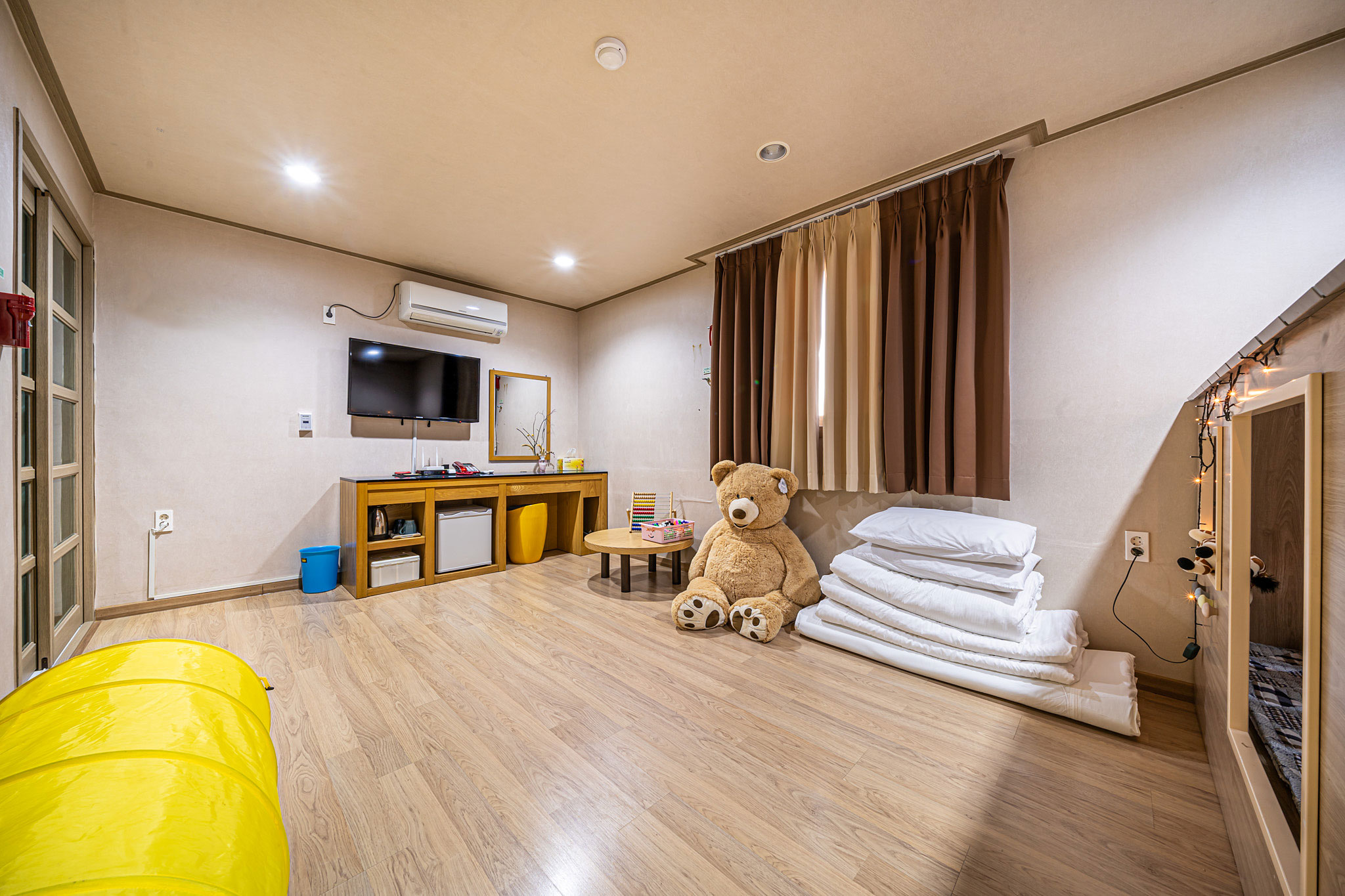 room detail thumbnail 1