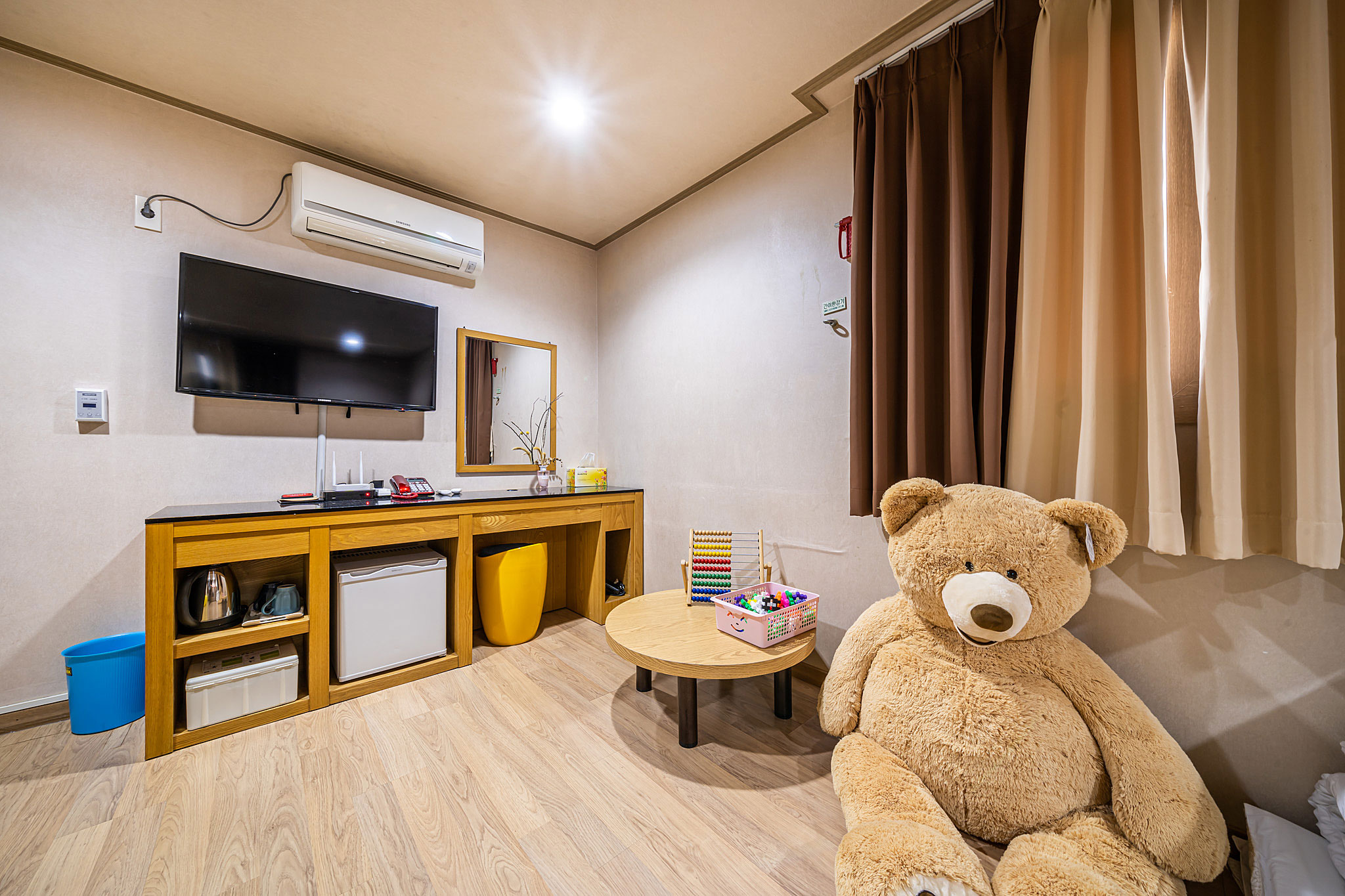 room detail thumbnail 2