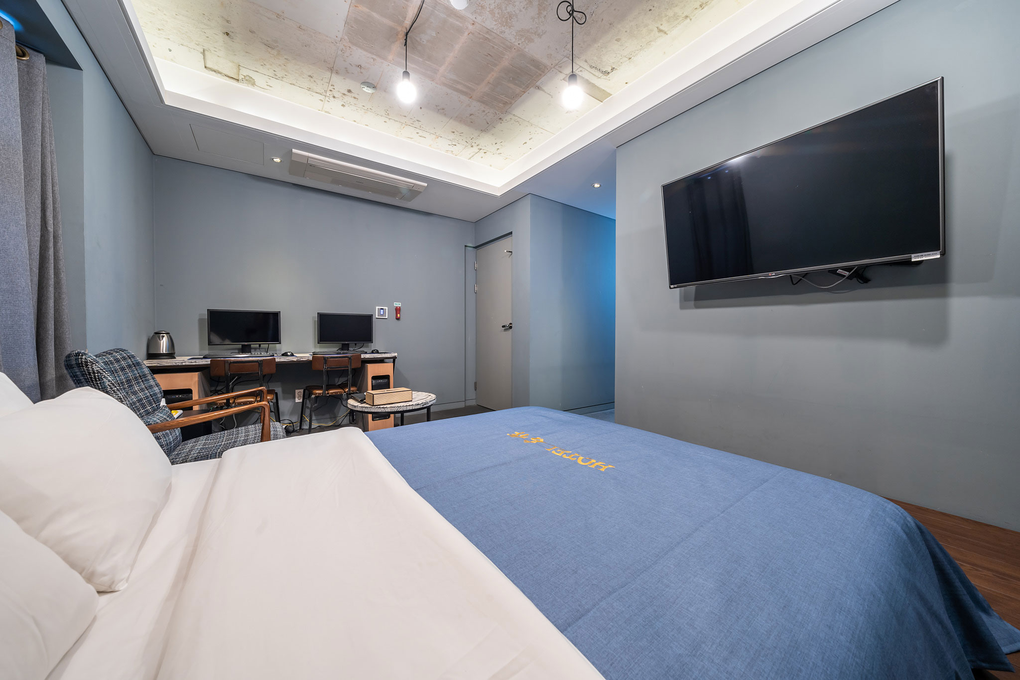 room detail thumbnail 2