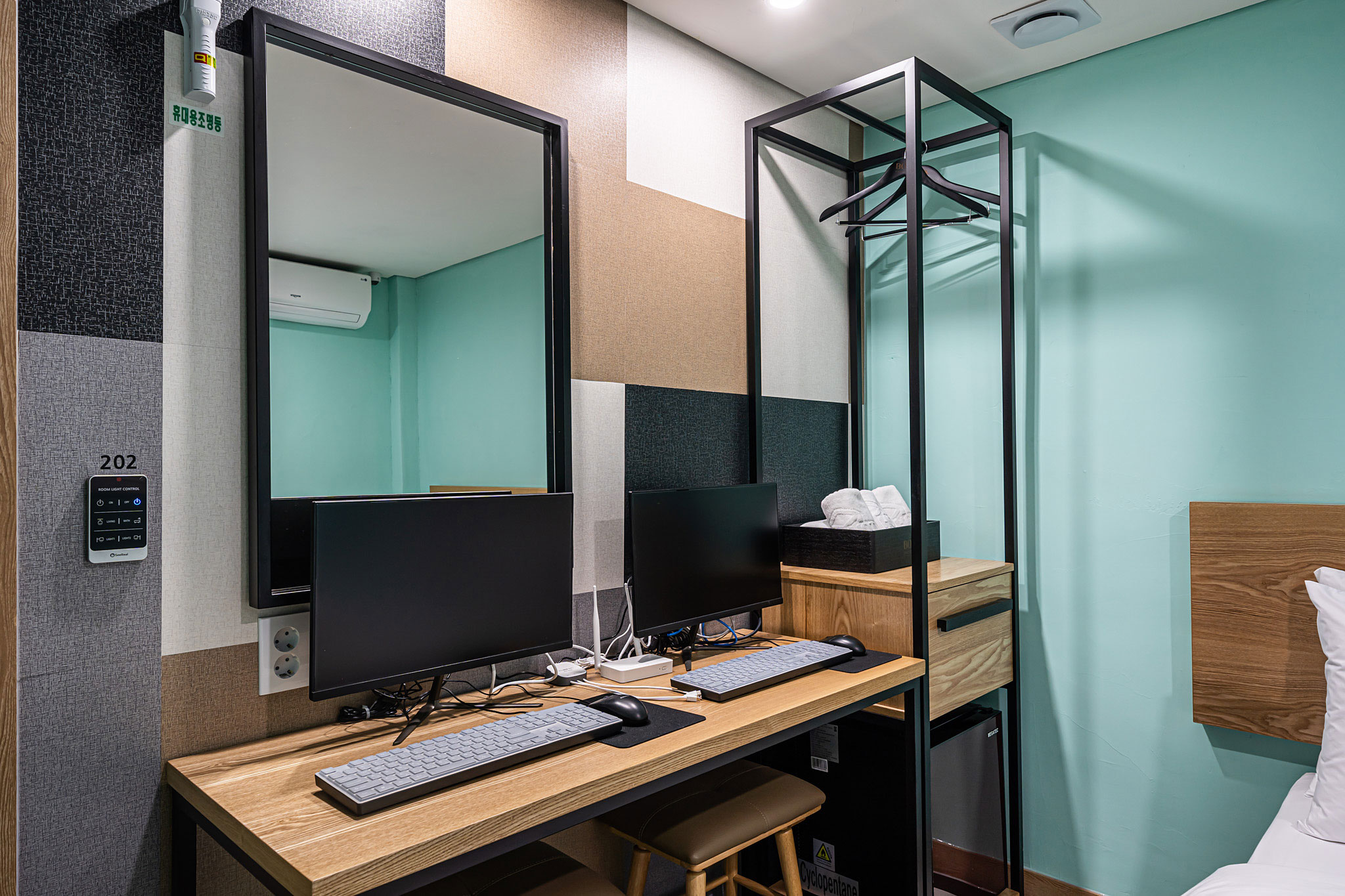 room detail thumbnail 2