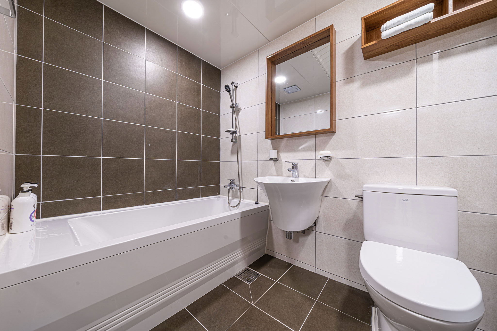 room detail thumbnail 2