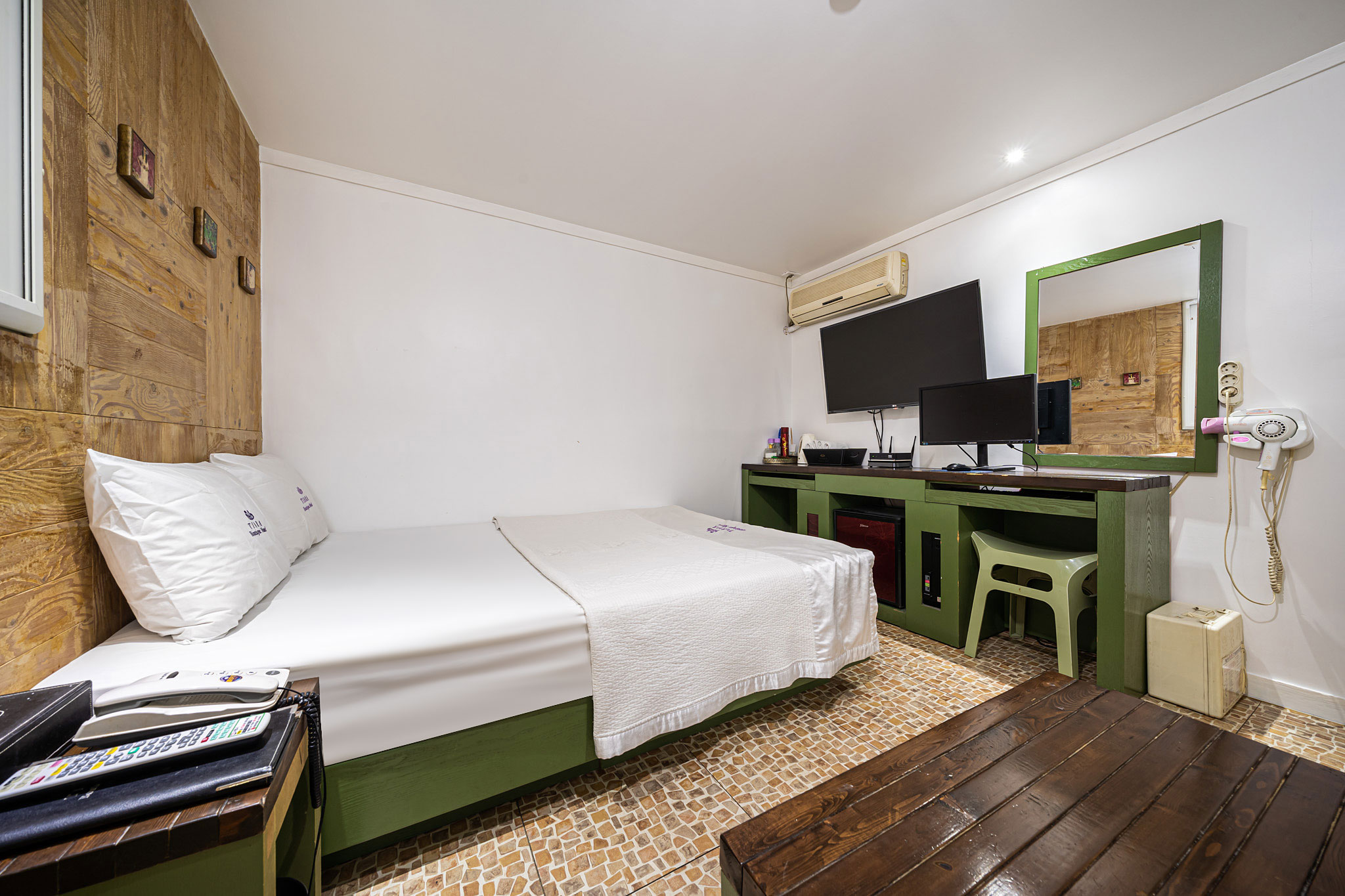 room detail thumbnail 1