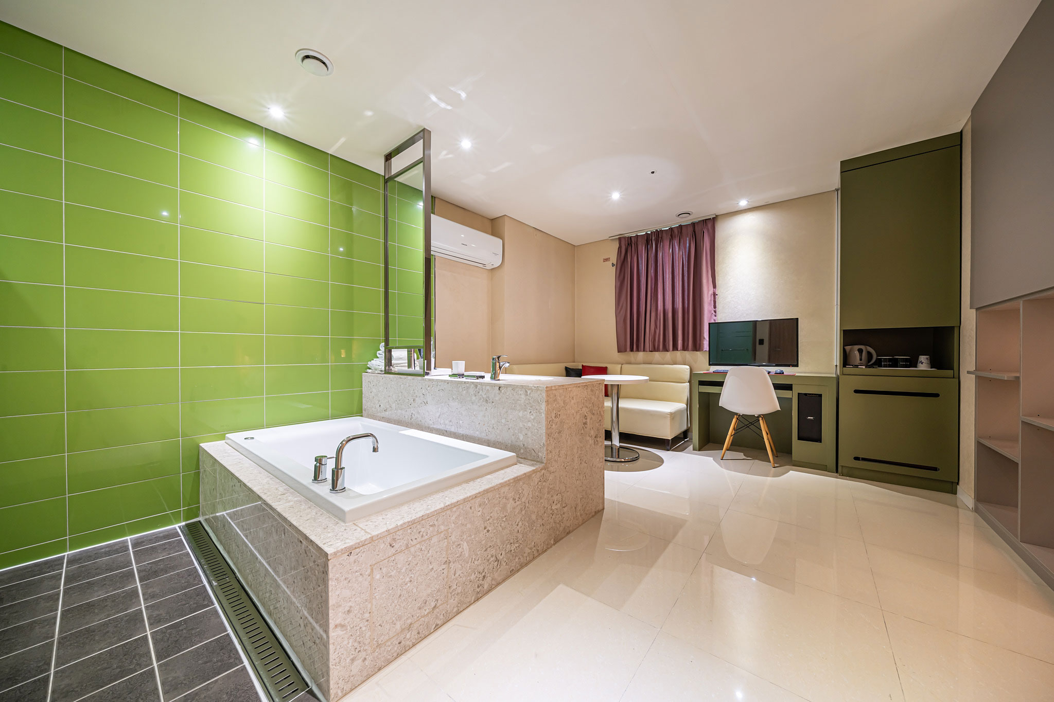 room detail thumbnail 2