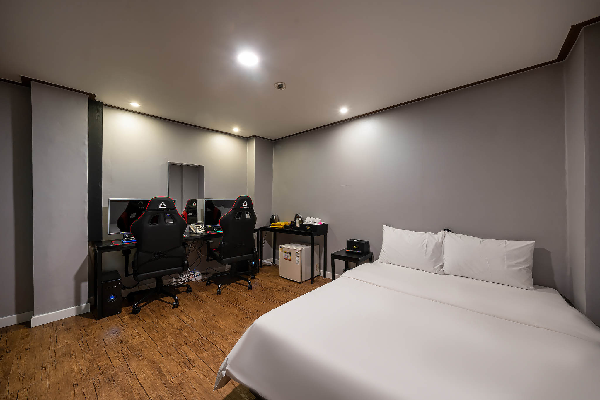 room detail thumbnail 1