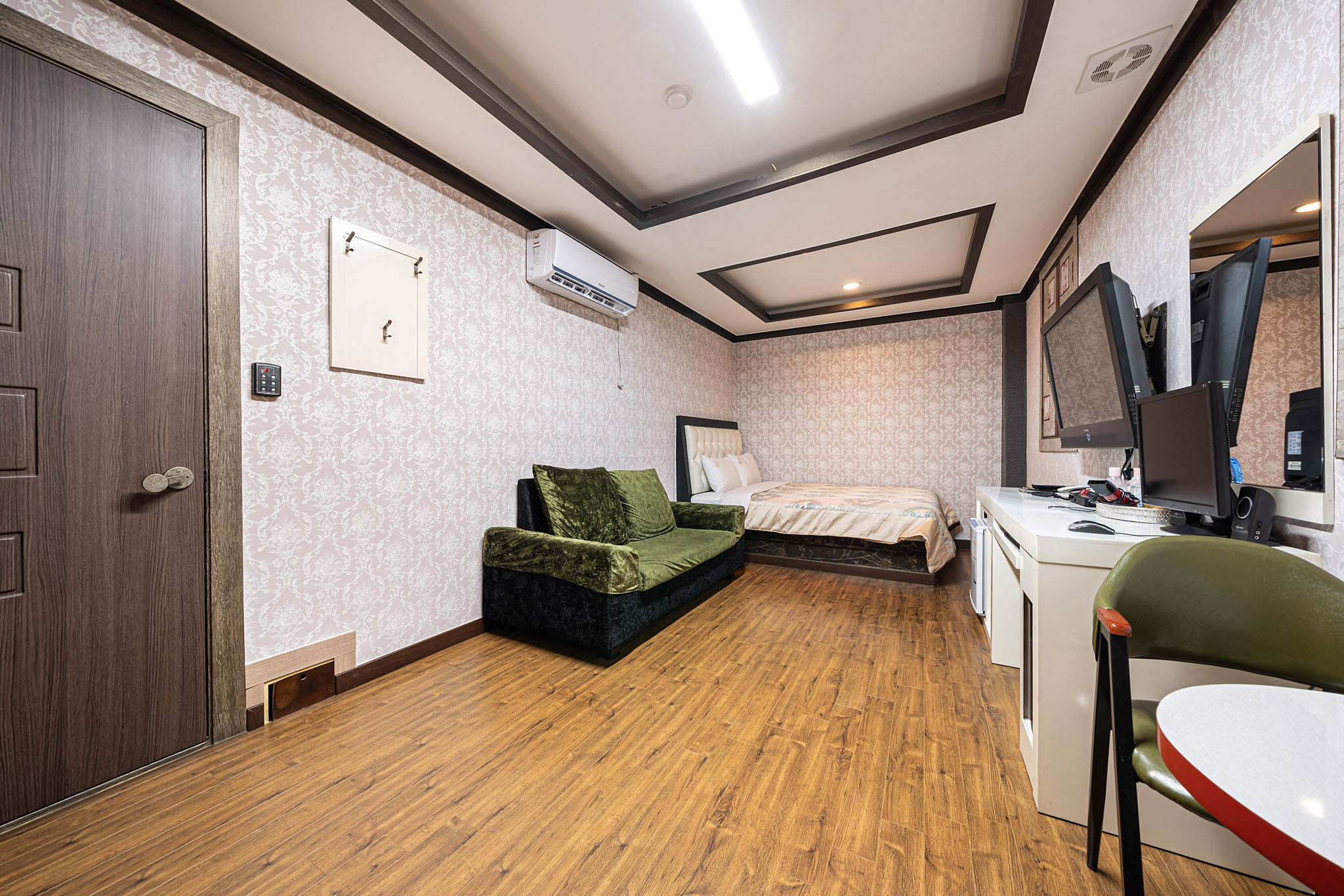 room detail thumbnail 0