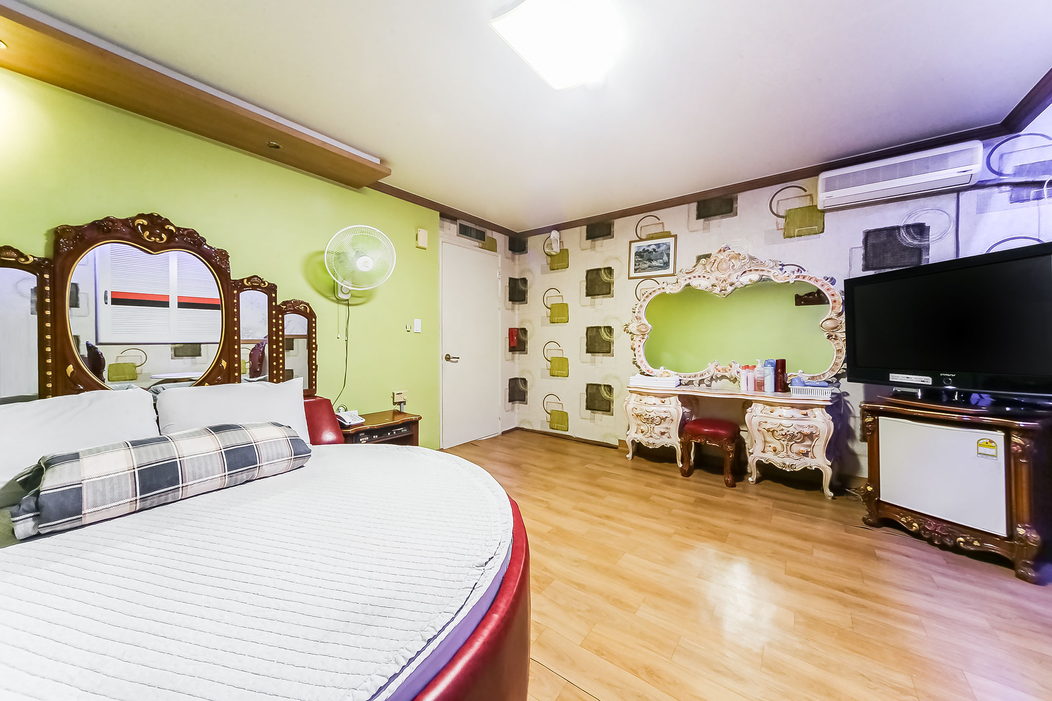 room detail thumbnail 2