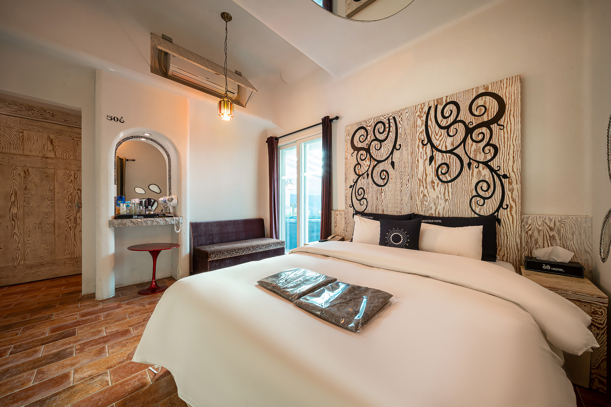 room detail thumbnail 2