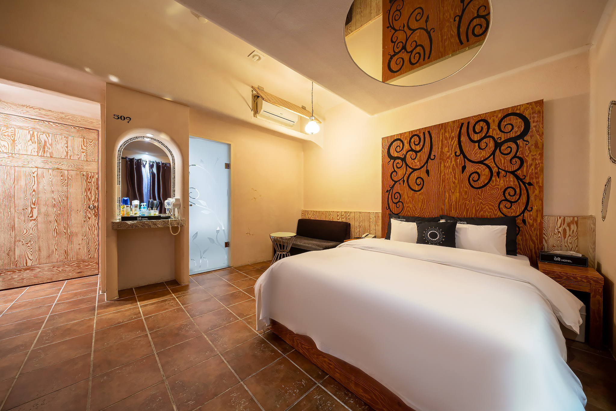 room detail thumbnail 2