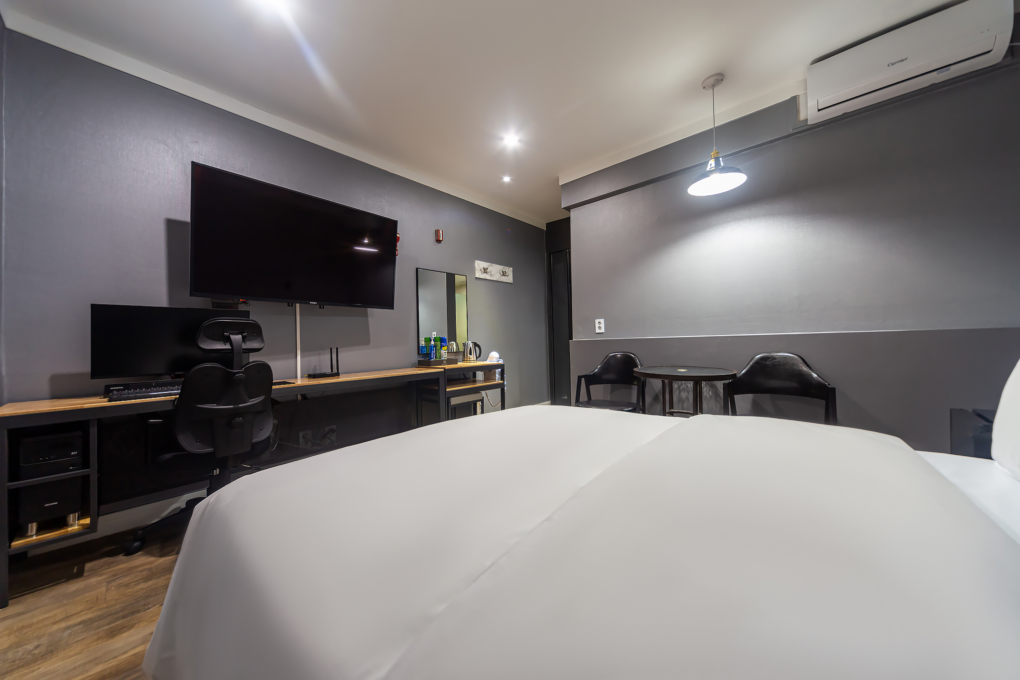 room detail thumbnail 2