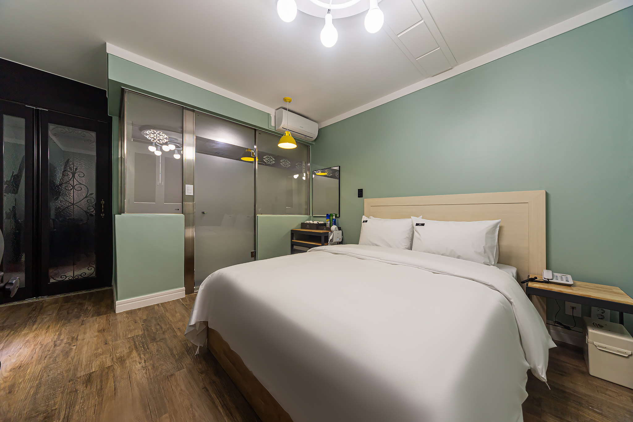 room detail thumbnail 1