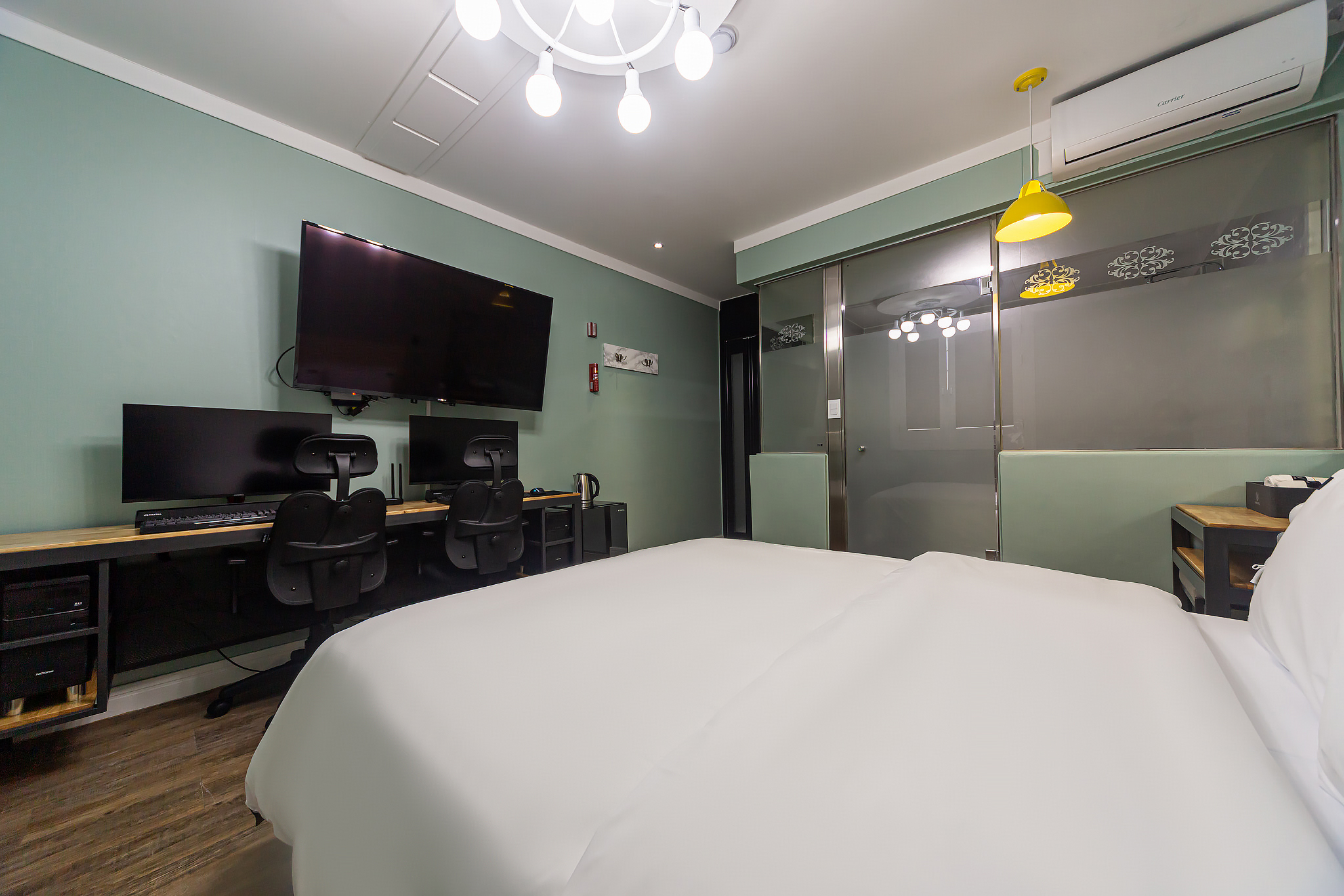room detail thumbnail 2