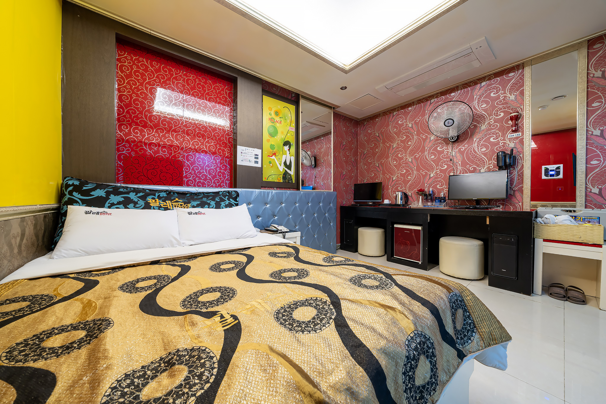 room detail thumbnail 2