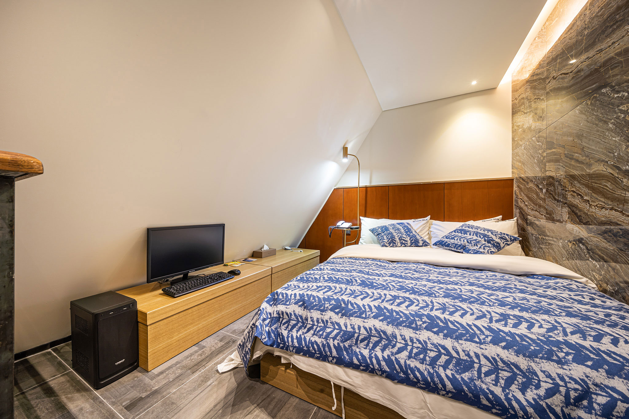 room detail thumbnail 2