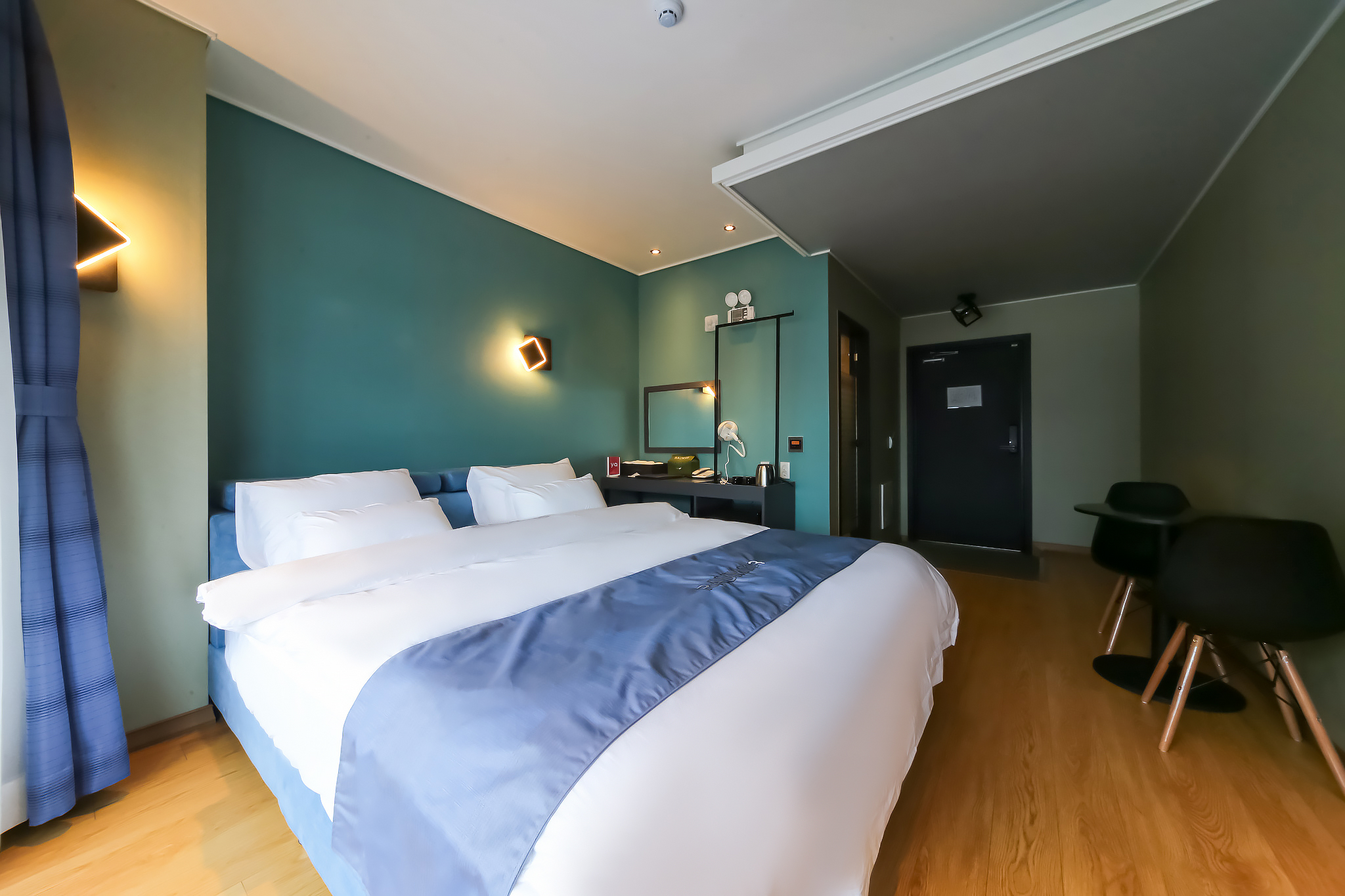 room detail thumbnail 2