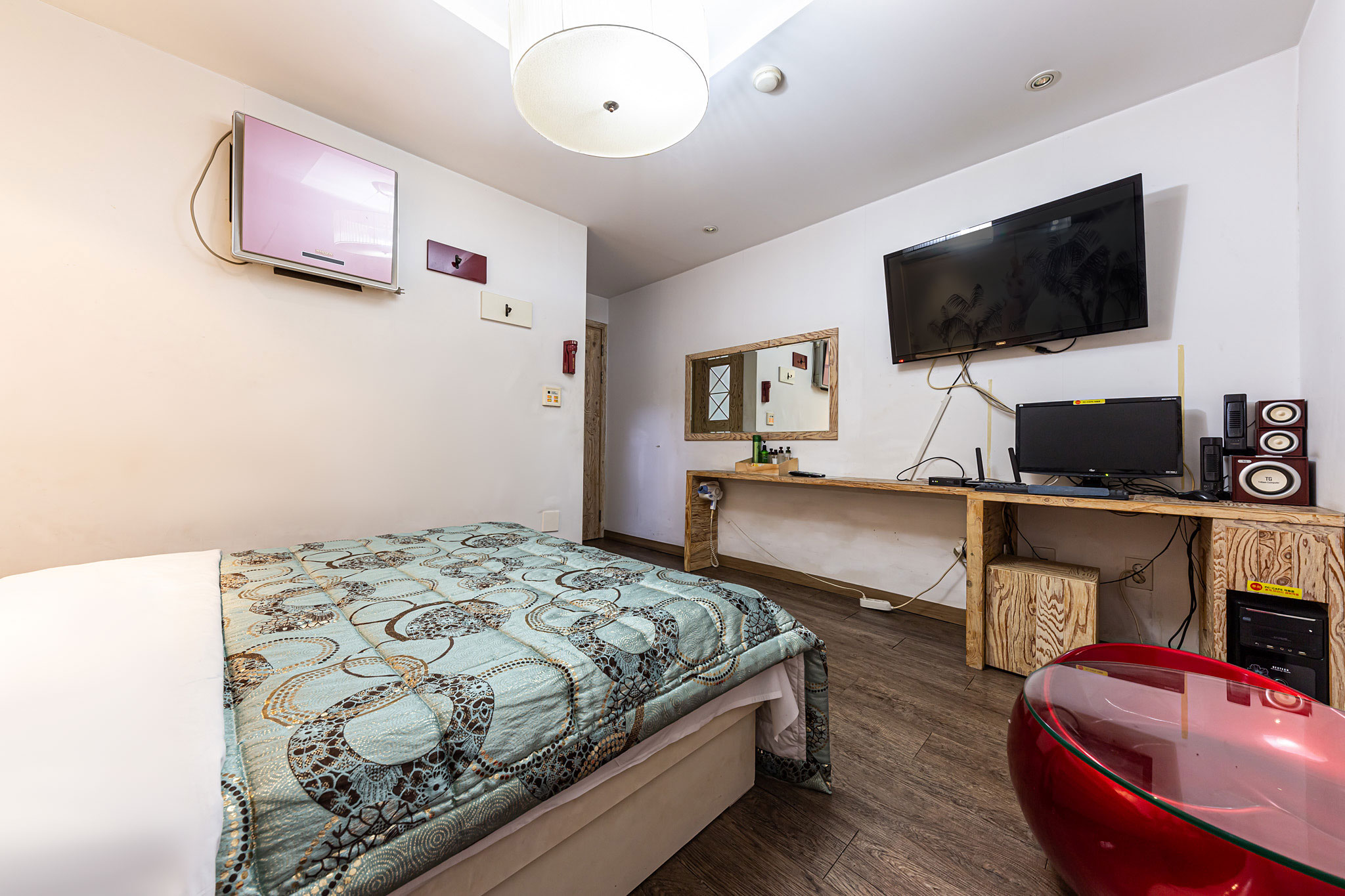 room detail thumbnail 2