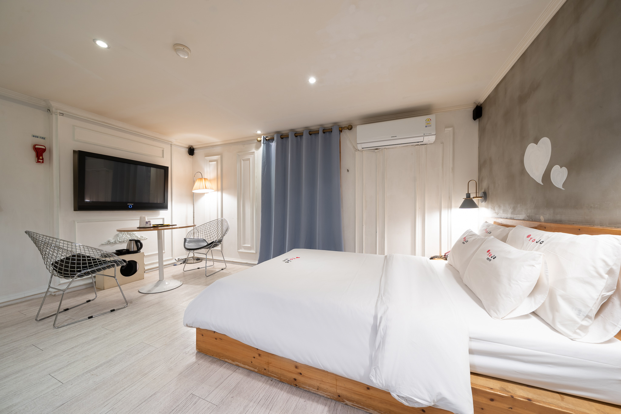 room detail thumbnail 2